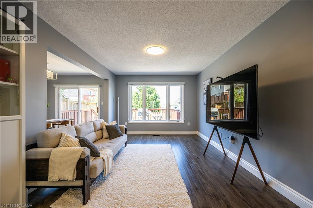423 Veronica Drive, Kitchener, ON - Indoor Photo Showing Living Room