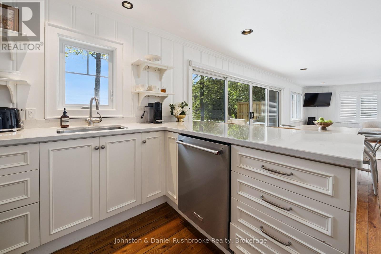 2 - 1032 Island Park Road, Muskoka Lakes (Medora), ON - Indoor Photo Showing Kitchen