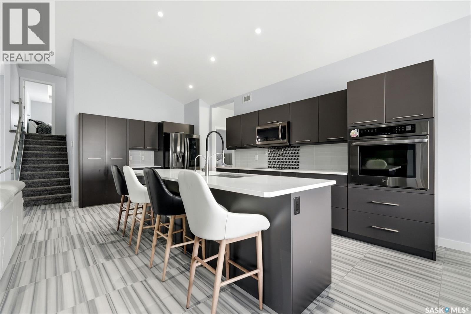 1609 Maple Hill Crescent N, Regina, SK - Indoor Photo Showing Kitchen With Stainless Steel Kitchen With Upgraded Kitchen