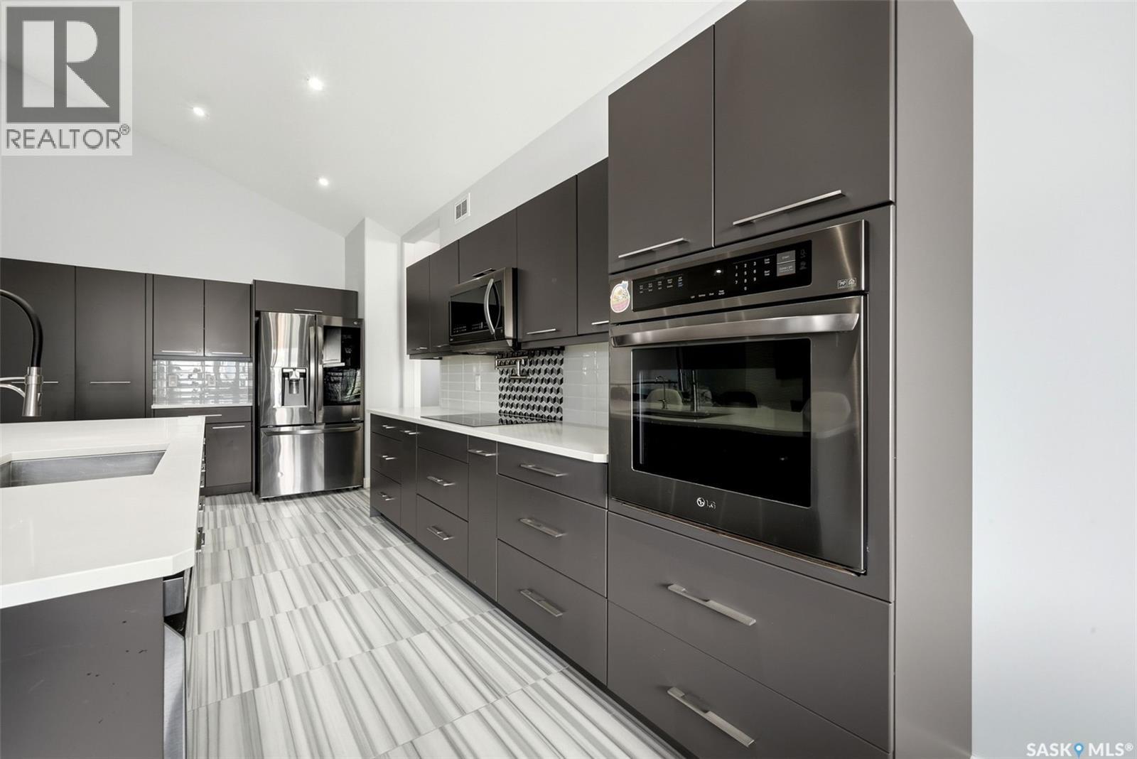 1609 Maple Hill Crescent N, Regina, SK - Indoor Photo Showing Kitchen With Stainless Steel Kitchen