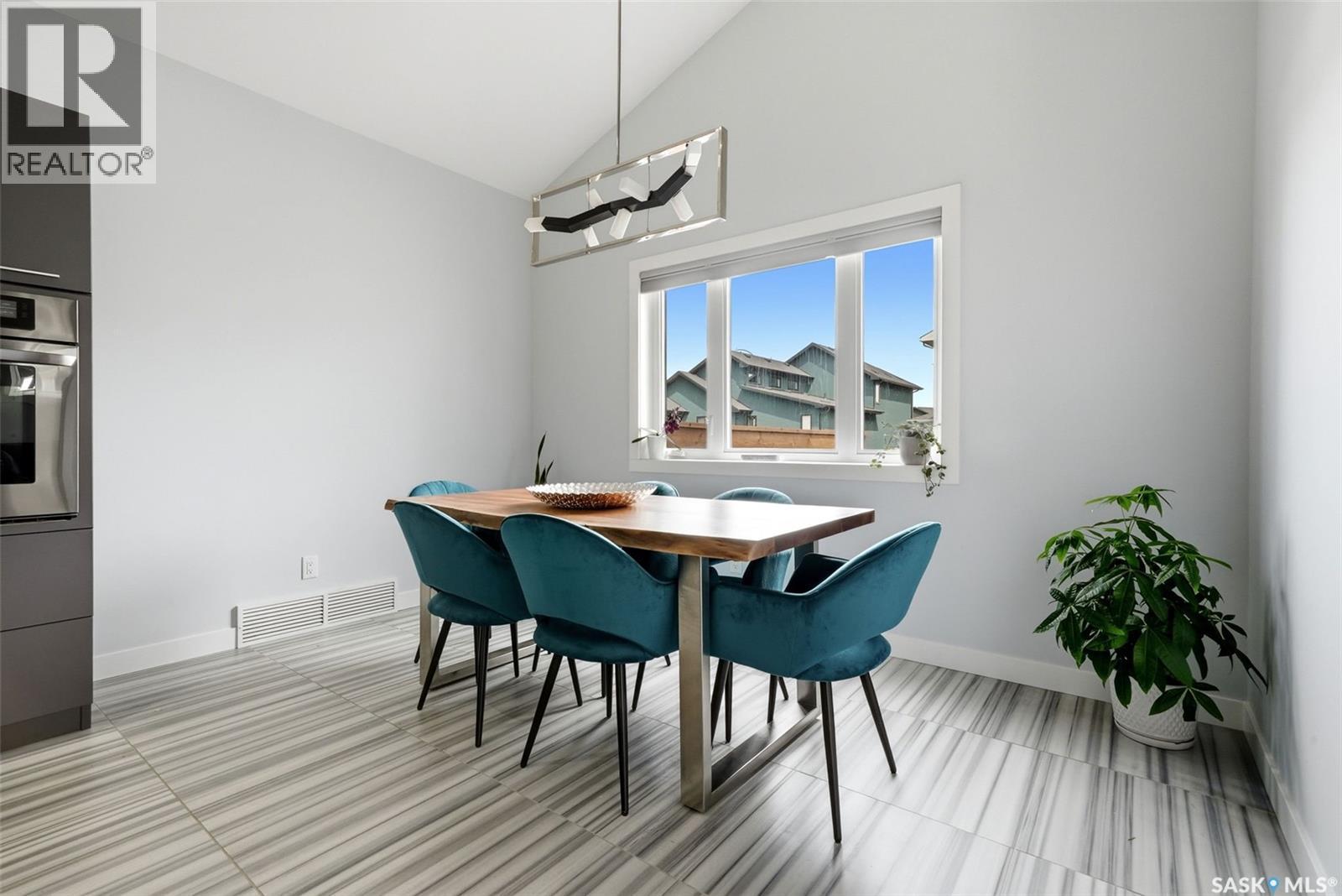 1609 Maple Hill Crescent N, Regina, SK - Indoor Photo Showing Dining Room