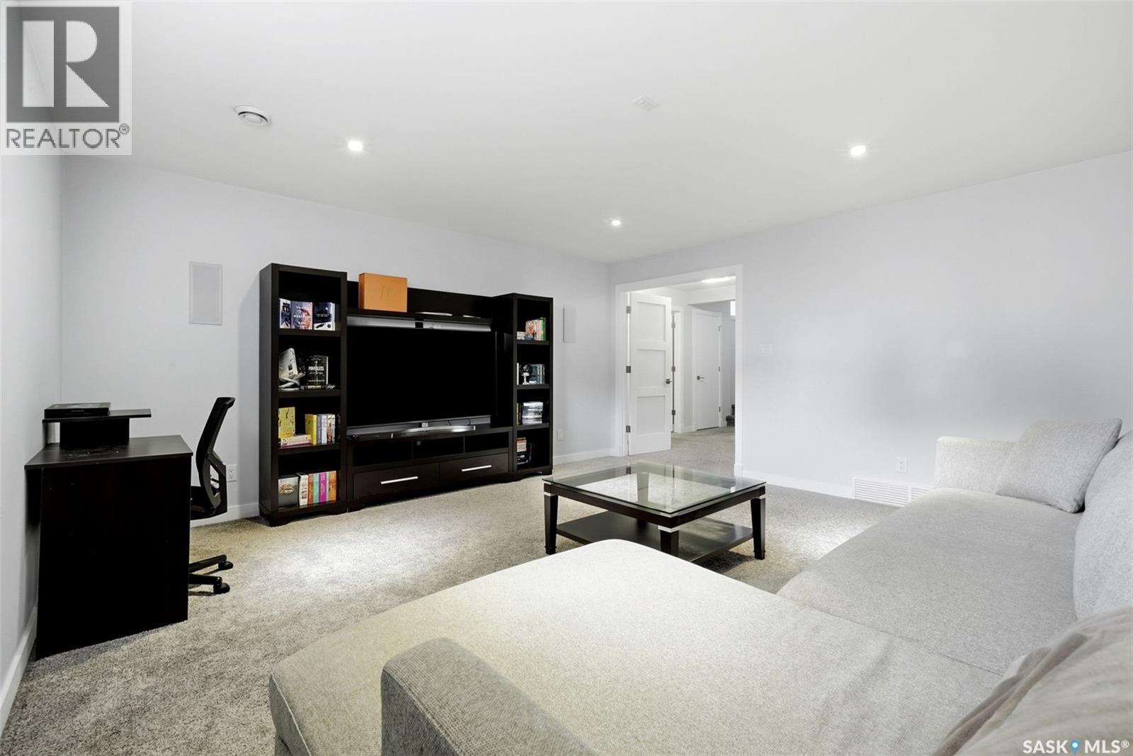 1609 Maple Hill Crescent N, Regina, SK - Indoor Photo Showing Living Room