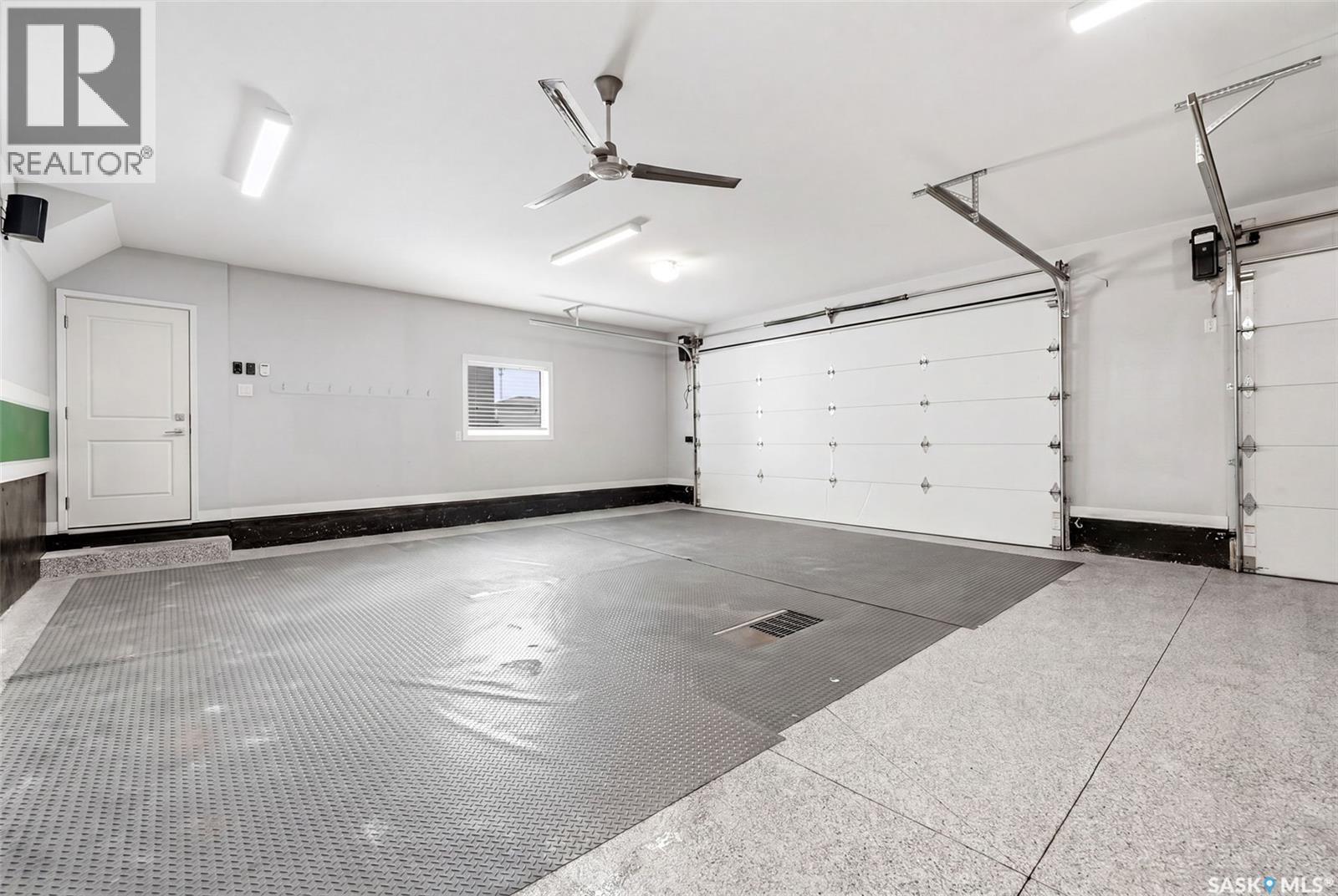 1609 Maple Hill Crescent N, Regina, SK - Indoor Photo Showing Garage