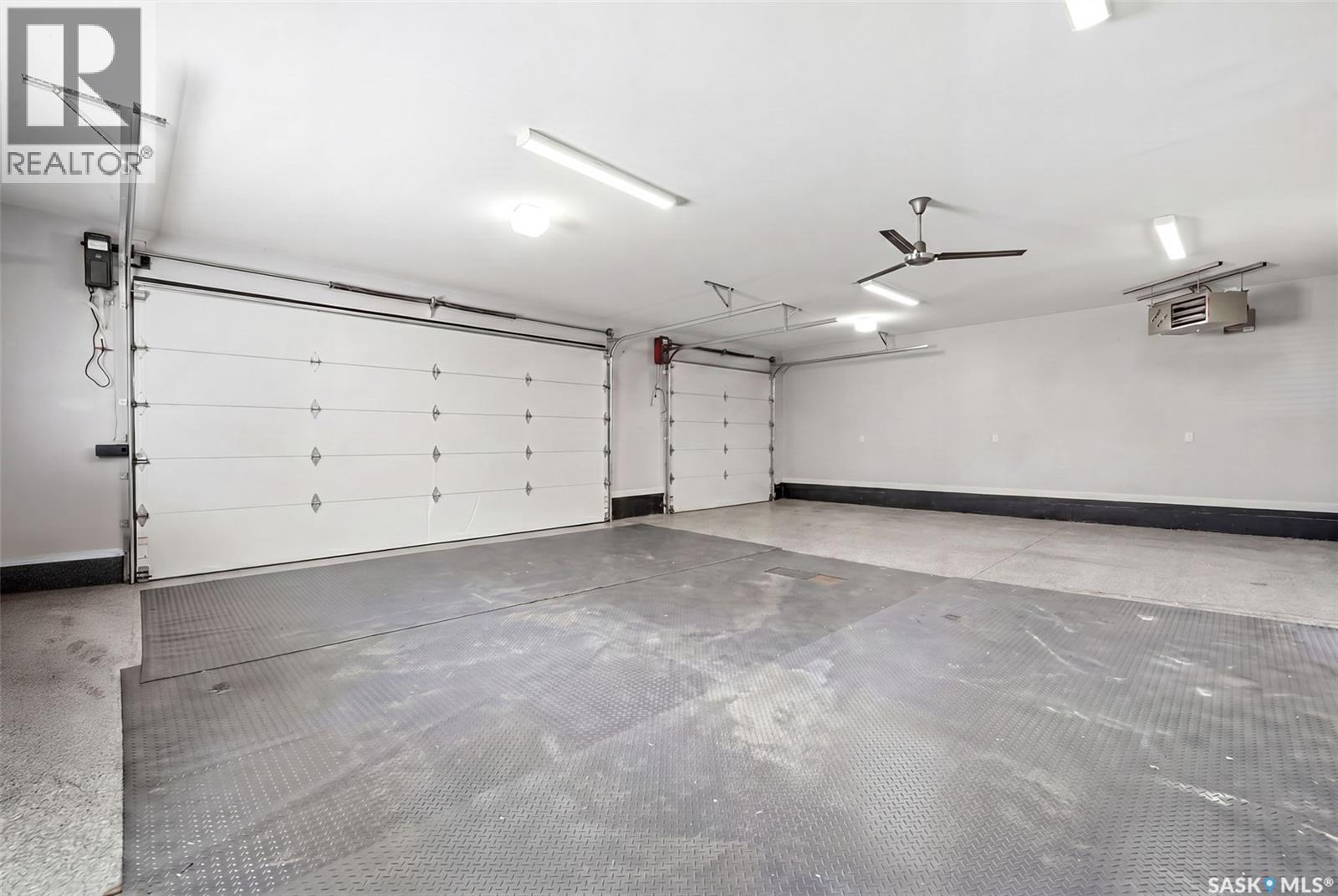 1609 Maple Hill Crescent N, Regina, SK - Indoor Photo Showing Garage