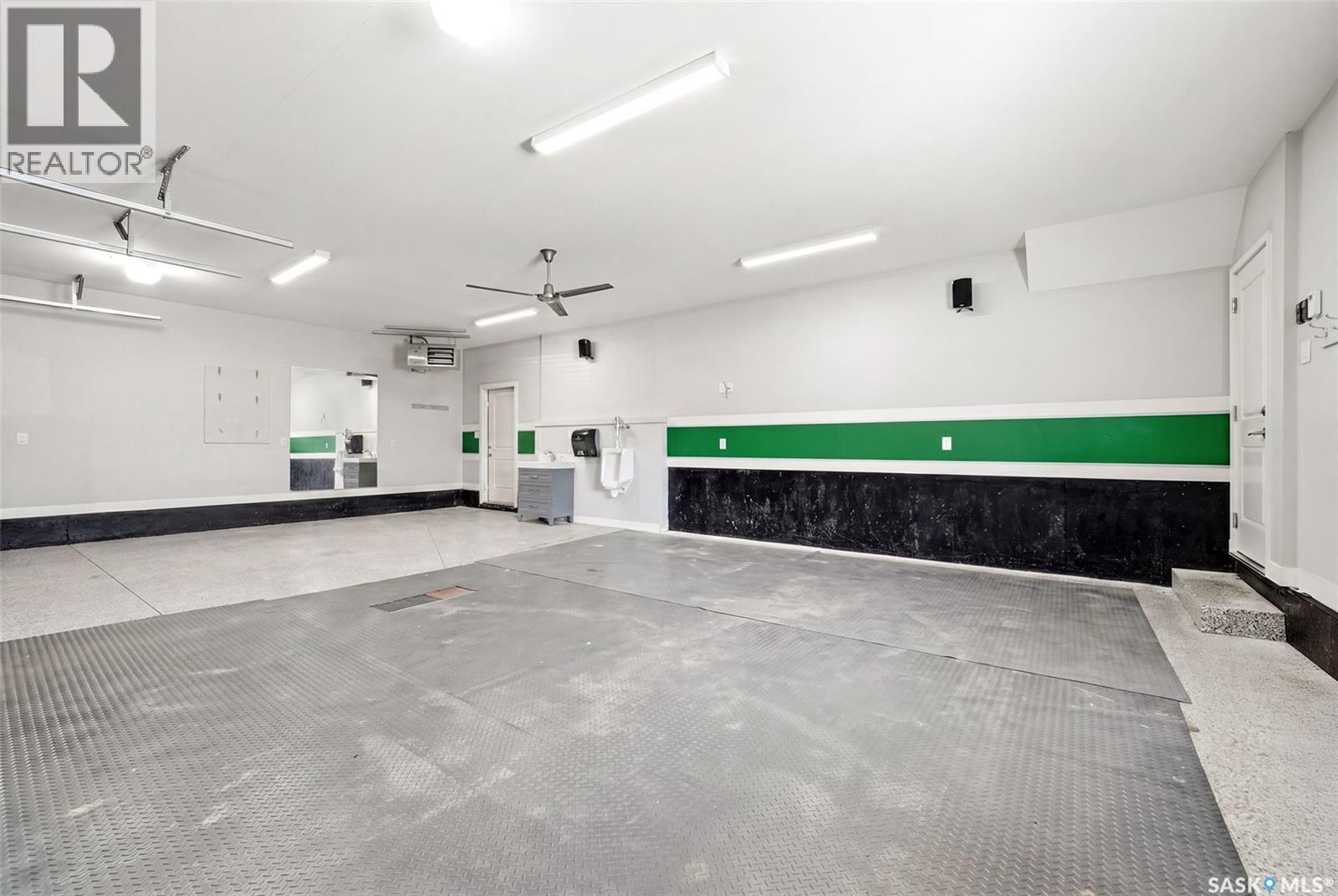 1609 Maple Hill Crescent N, Regina, SK - Indoor Photo Showing Garage