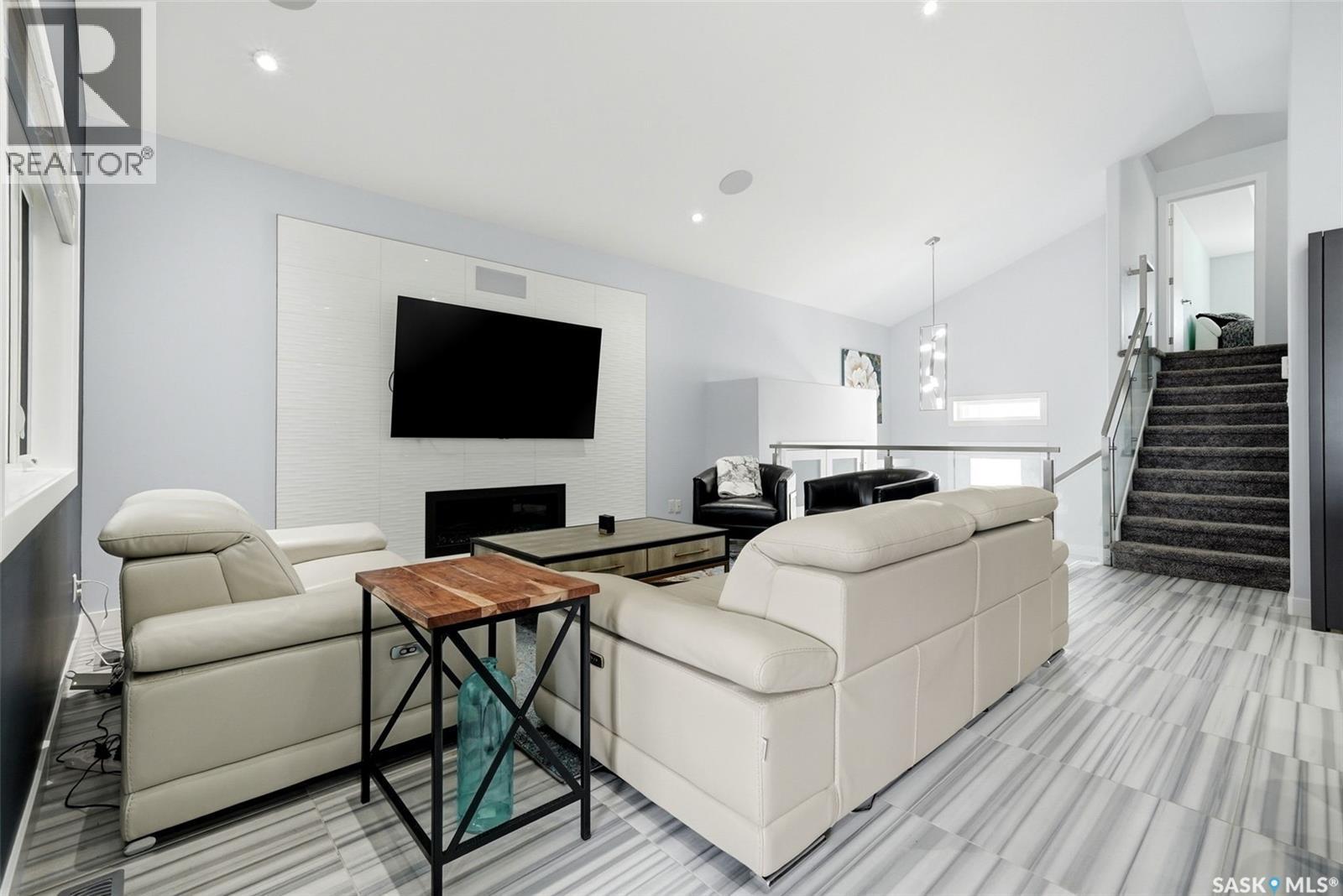 1609 Maple Hill Crescent N, Regina, SK - Indoor Photo Showing Living Room
