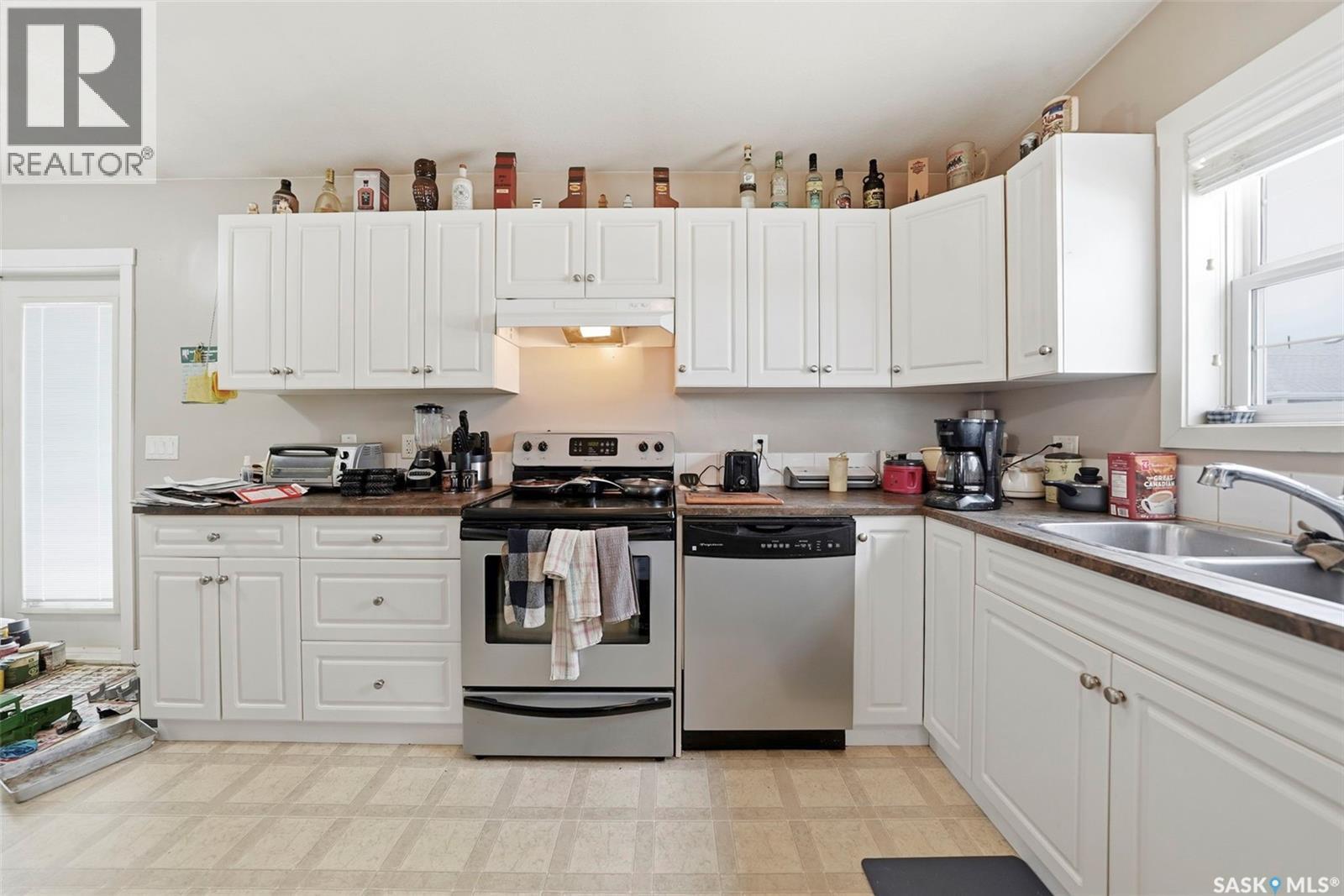409 8Th Avenue W, Watrous, SK - Indoor Photo Showing Kitchen With Double Sink