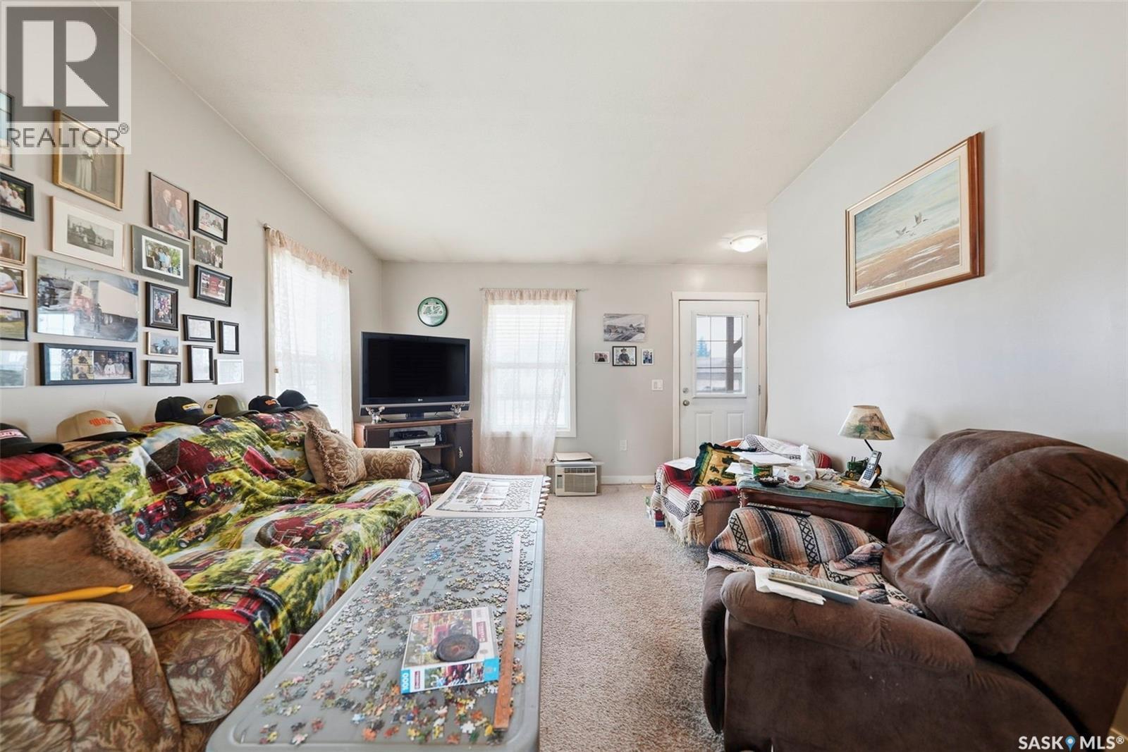 409 8Th Avenue W, Watrous, SK - Indoor Photo Showing Living Room