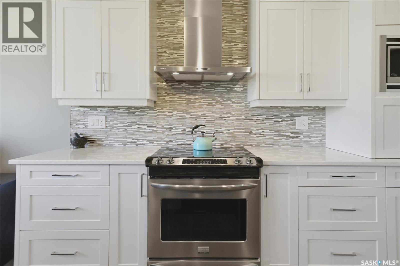 719 Salloum Crescent, Saskatoon, SK - Indoor Photo Showing Kitchen With Upgraded Kitchen