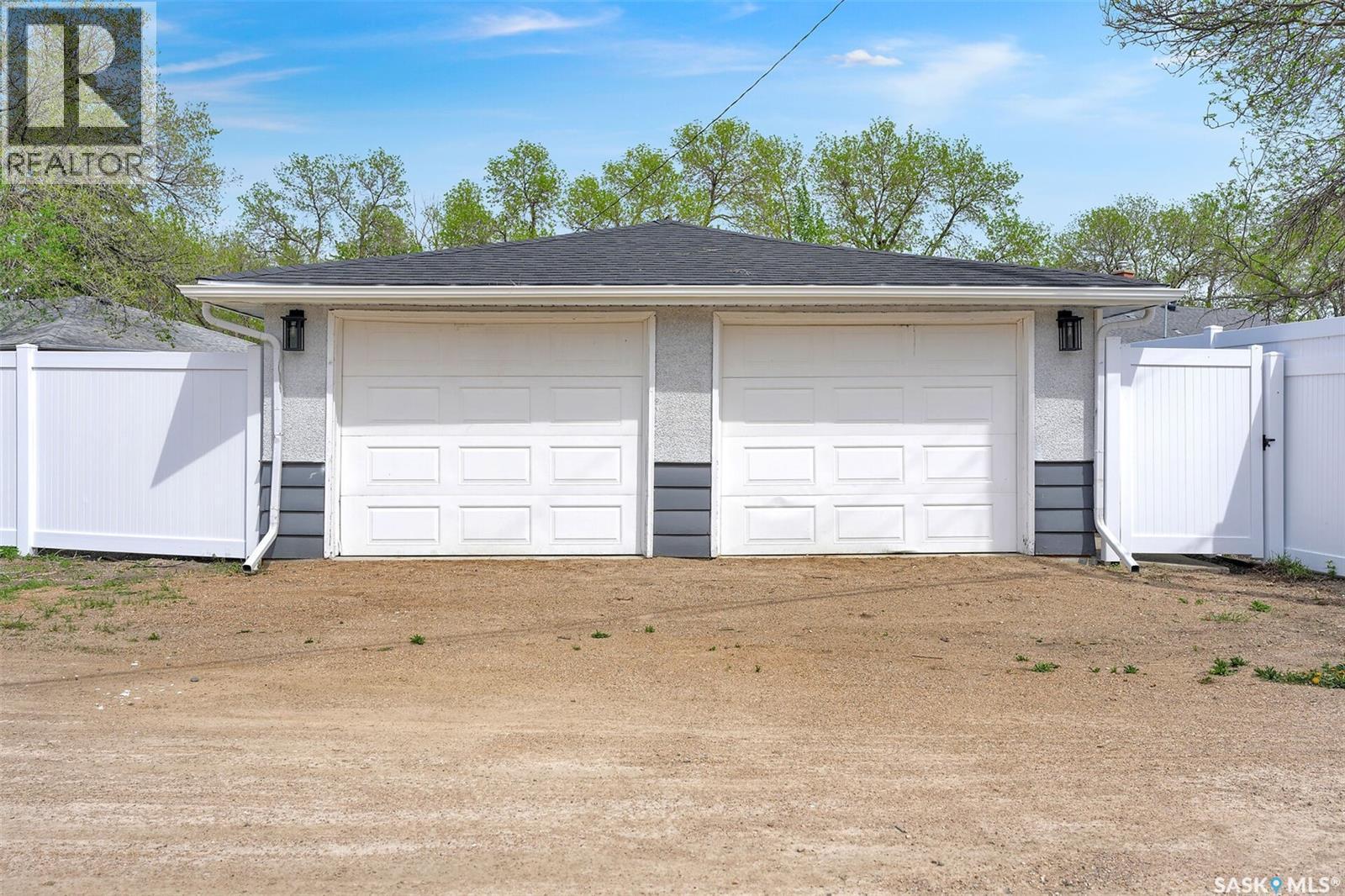 654 Aberdeen Crescent, Regina, SK - Outdoor With Exterior
