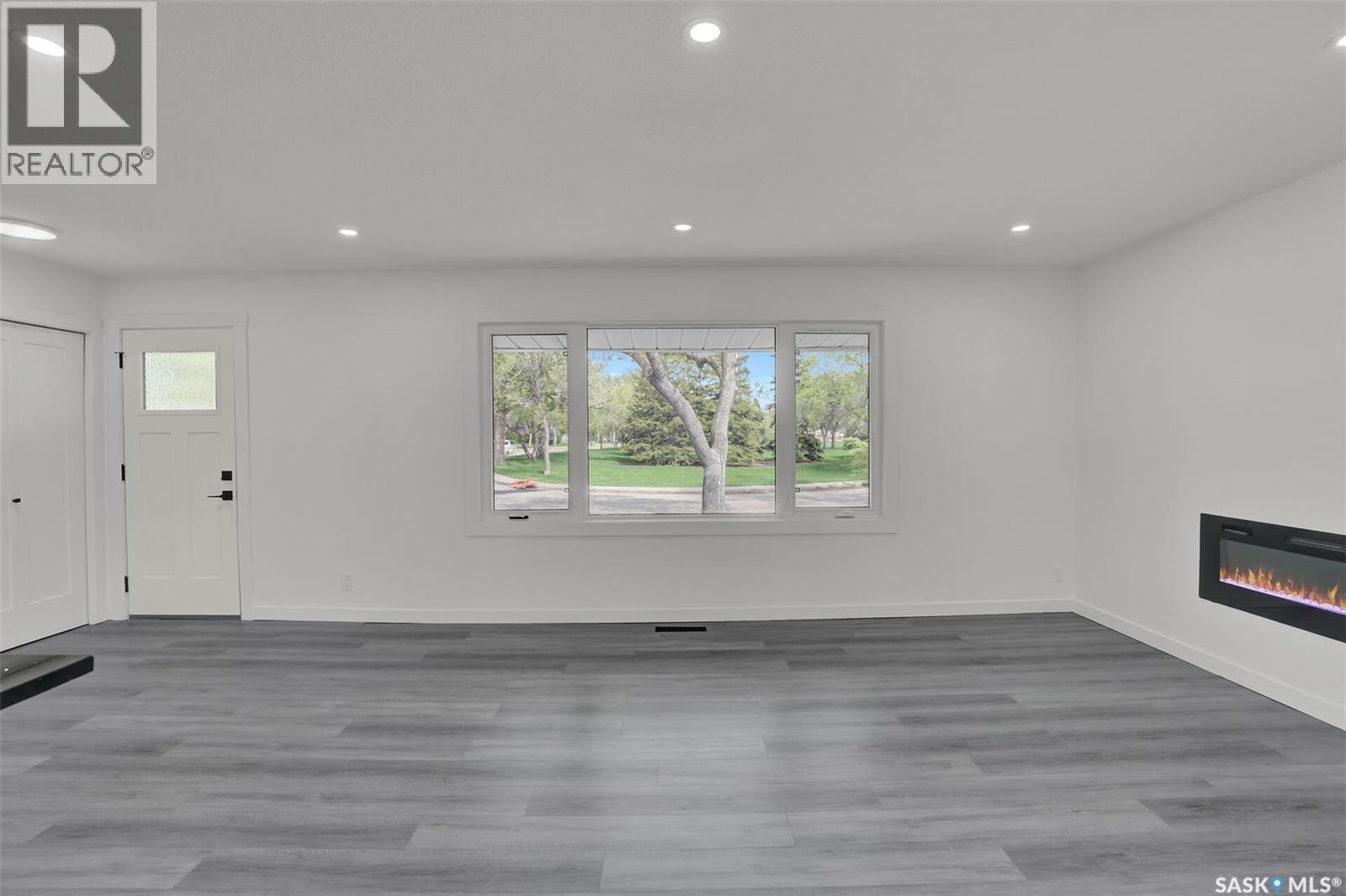 654 Aberdeen Crescent, Regina, SK - Indoor With Fireplace