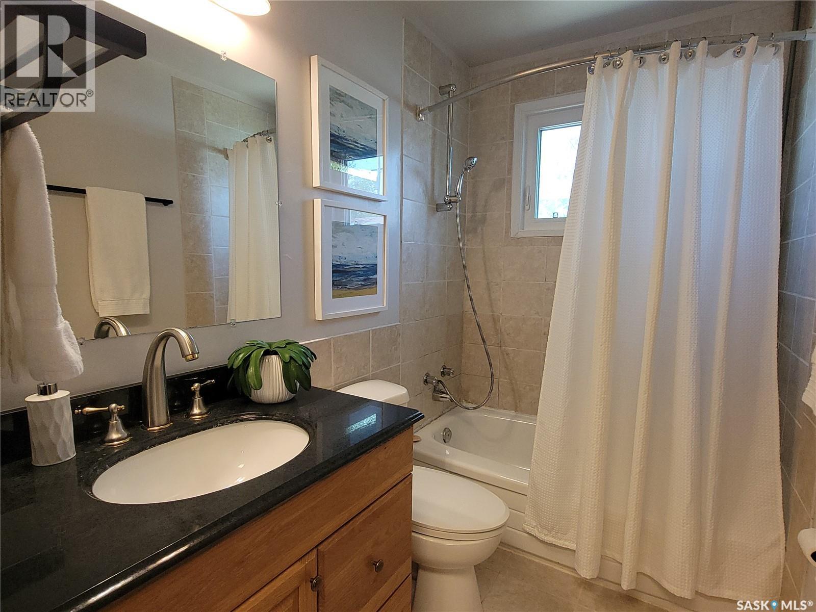 1621 Greig Avenue, Saskatoon, SK - Indoor Photo Showing Bathroom