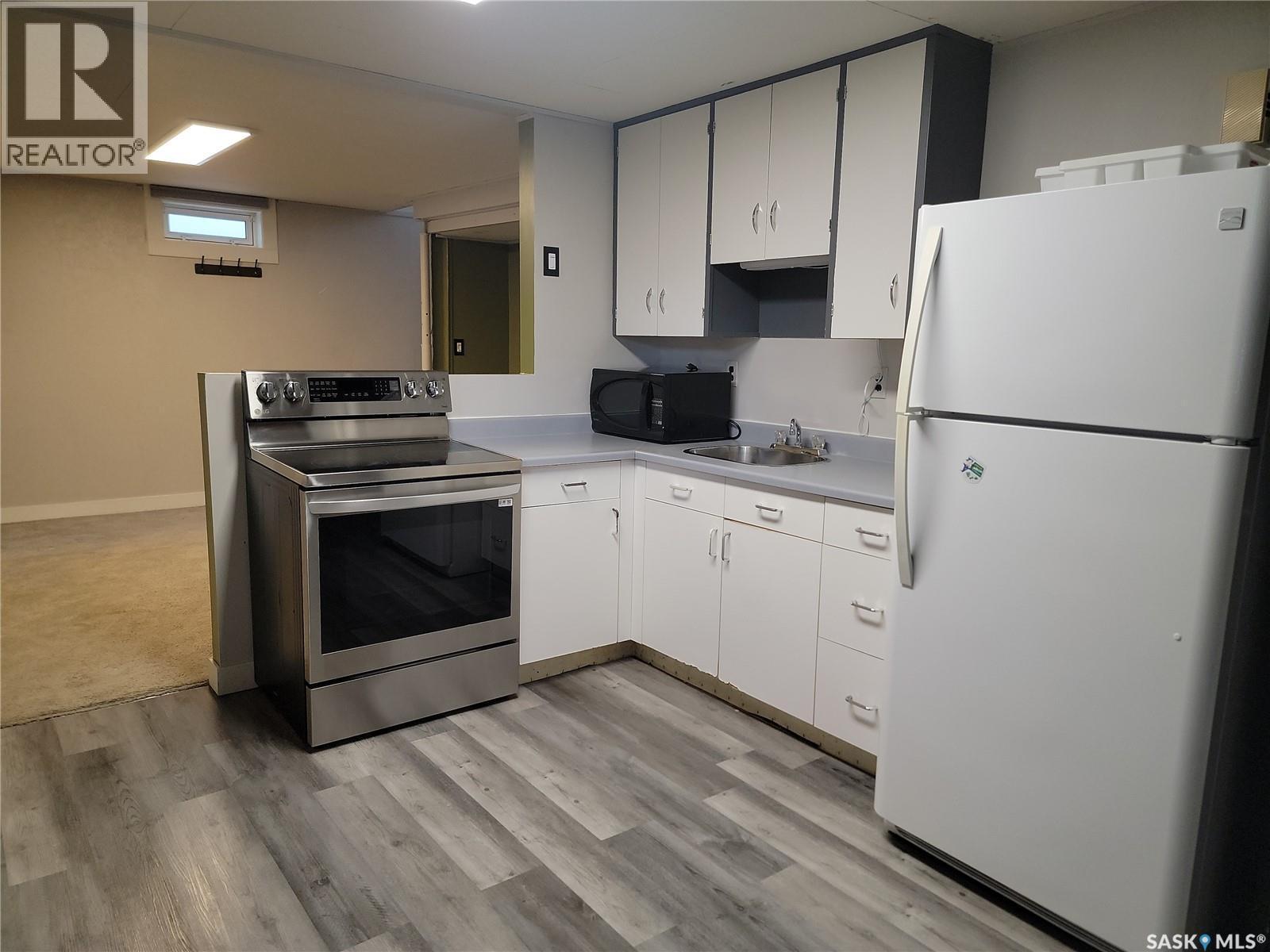 1621 Greig Avenue, Saskatoon, SK - Indoor Photo Showing Kitchen