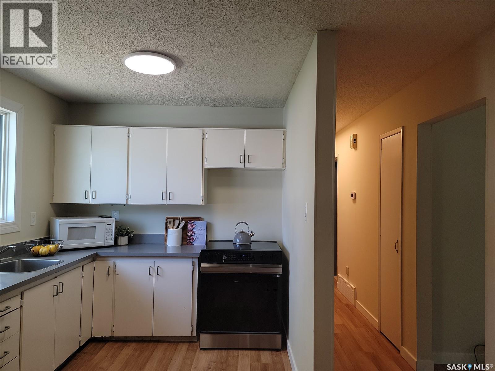 1621 Greig Avenue, Saskatoon, SK - Indoor Photo Showing Kitchen