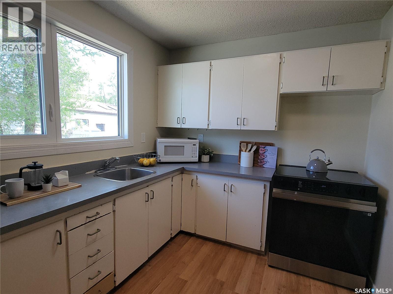 1621 Greig Avenue, Saskatoon, SK - Indoor Photo Showing Kitchen