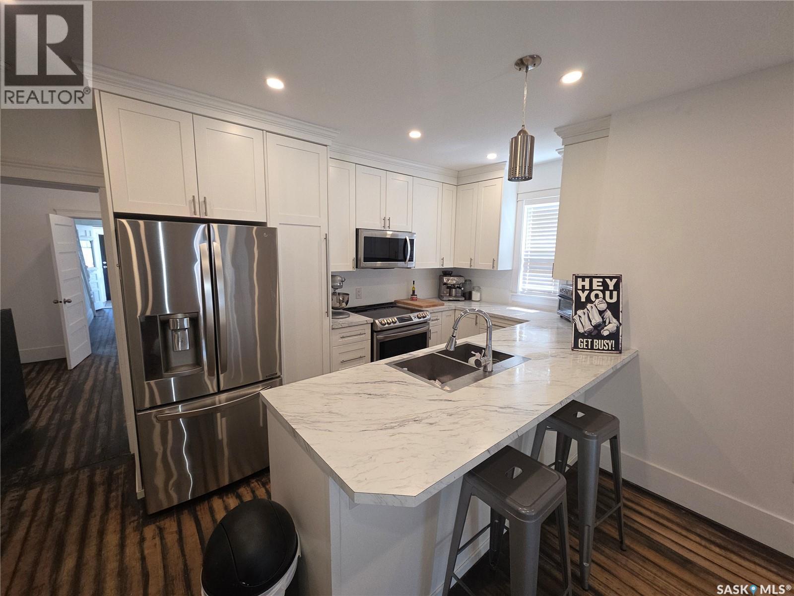 125 D Avenue S, Saskatoon, SK - Indoor Photo Showing Kitchen