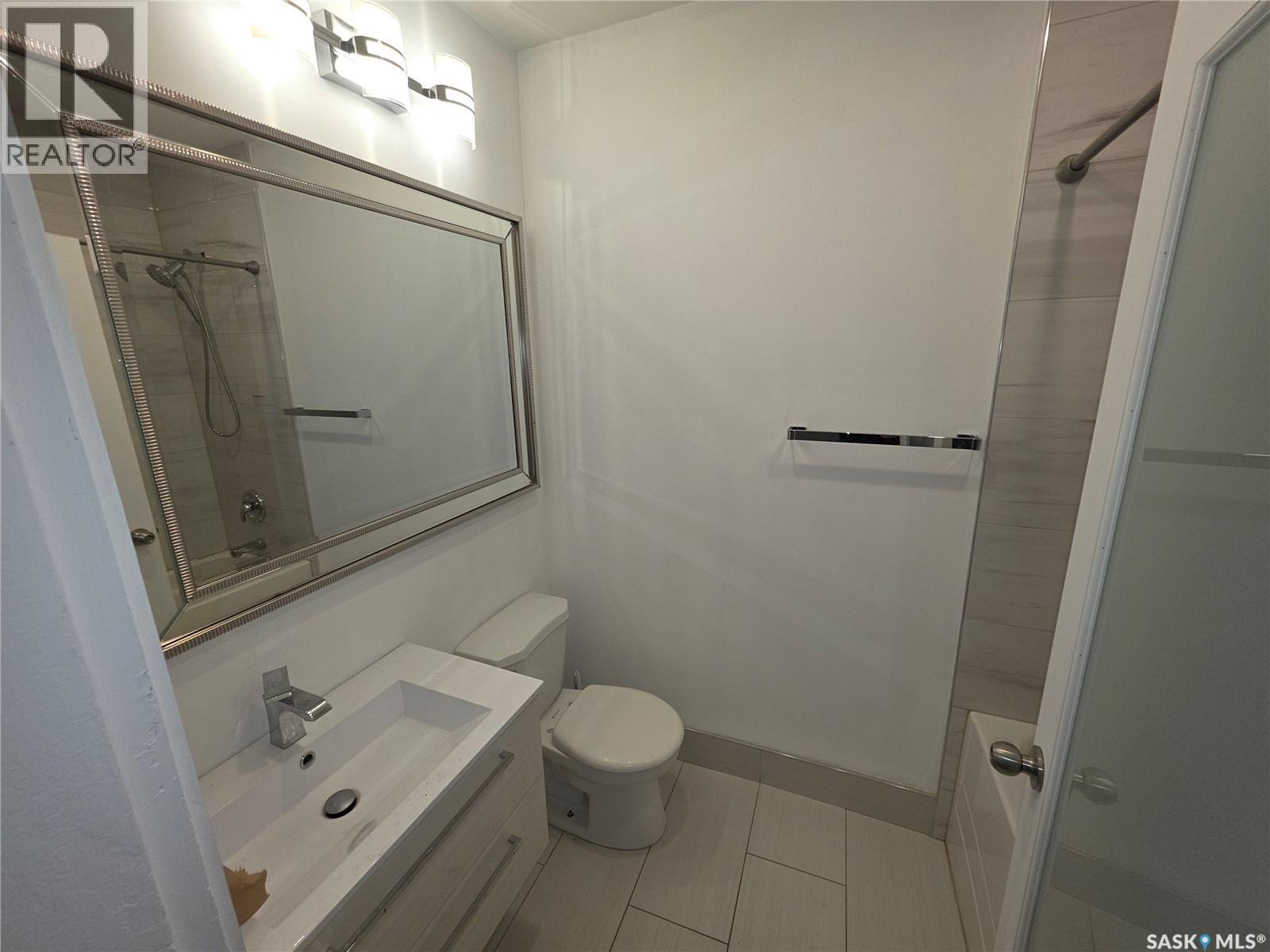 125 D Avenue S, Saskatoon, SK - Indoor Photo Showing Bathroom
