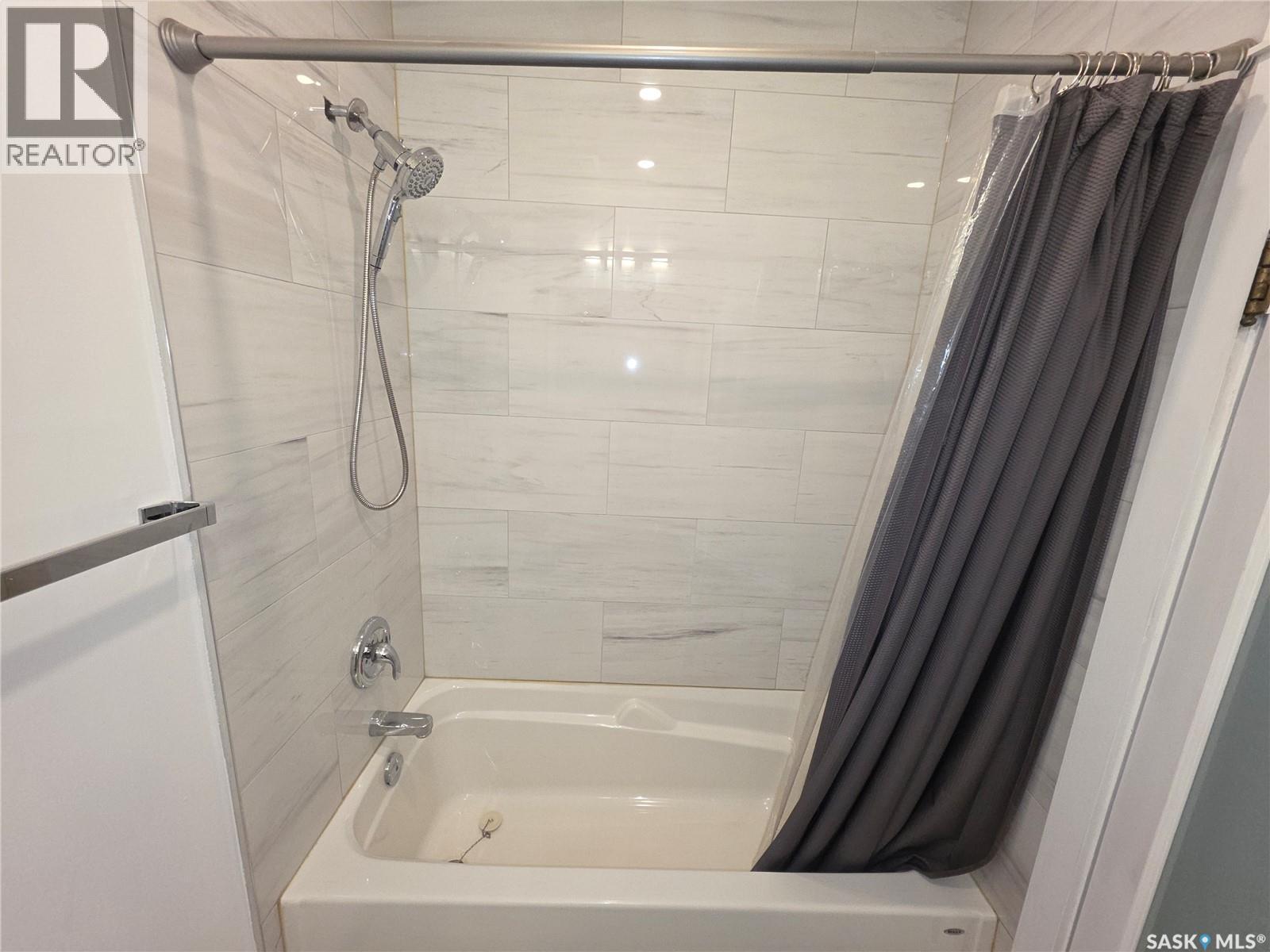 125 D Avenue S, Saskatoon, SK - Indoor Photo Showing Bathroom
