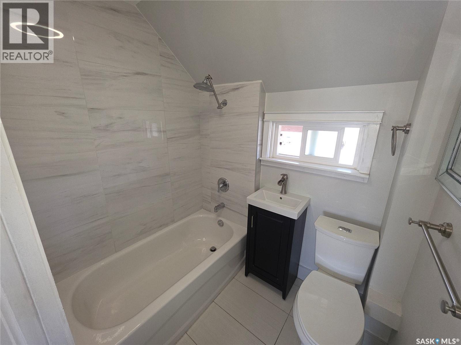 125 D Avenue S, Saskatoon, SK - Indoor Photo Showing Bathroom