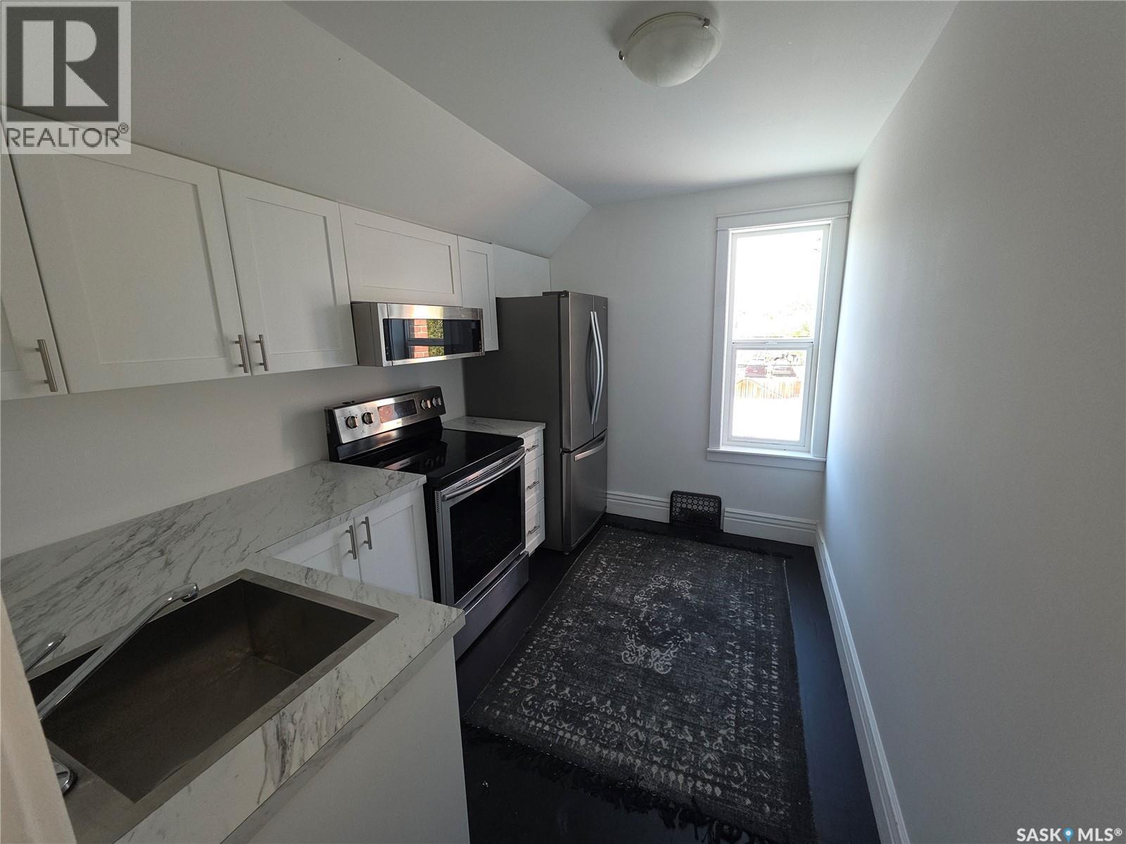 125 D Avenue S, Saskatoon, SK - Indoor Photo Showing Kitchen
