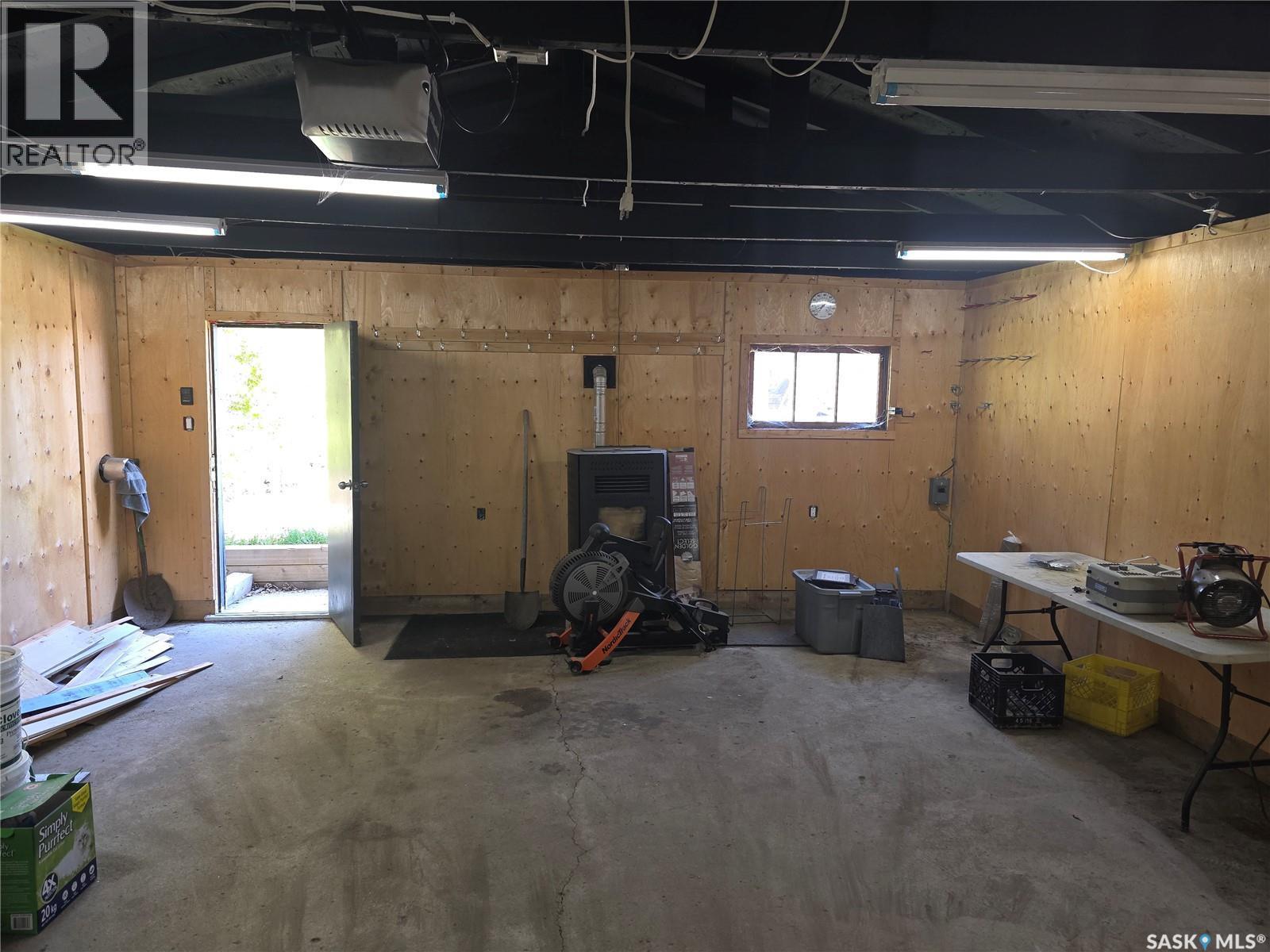 125 D Avenue S, Saskatoon, SK - Indoor Photo Showing Garage