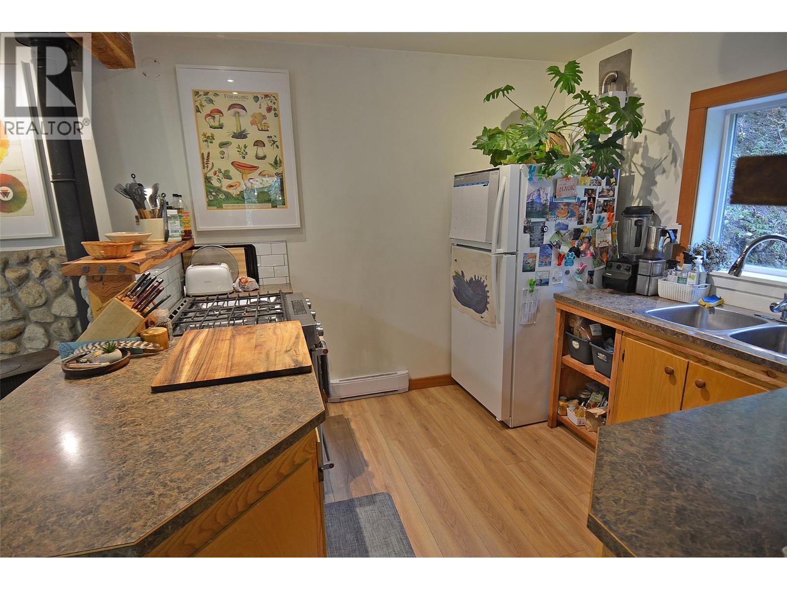 5396 6 Highway, Winlaw, BC - Indoor Photo Showing Kitchen With Double Sink