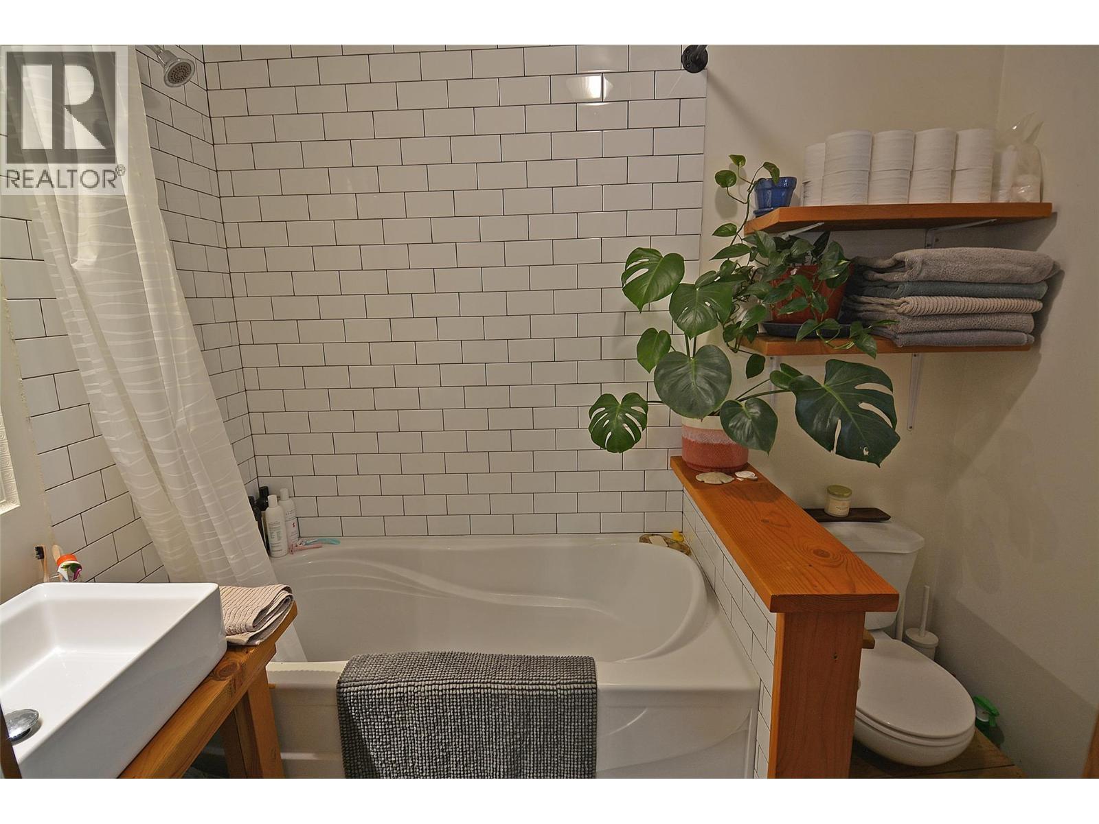 5396 6 Highway, Winlaw, BC - Indoor Photo Showing Bathroom