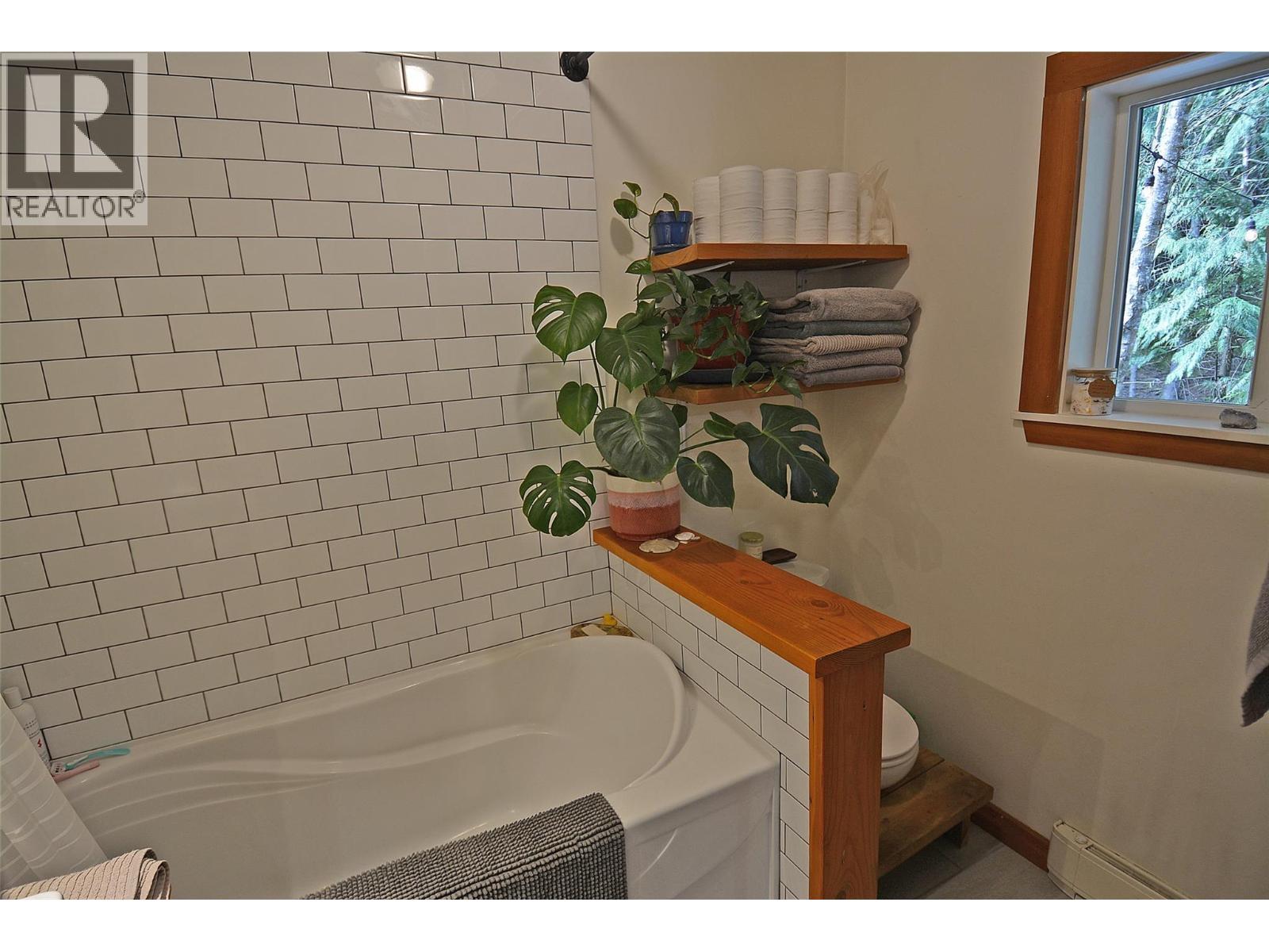 5396 6 Highway, Winlaw, BC - Indoor Photo Showing Bathroom