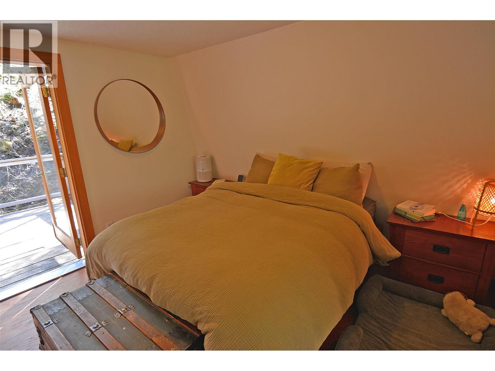 5396 6 Highway, Winlaw, BC - Indoor Photo Showing Bedroom