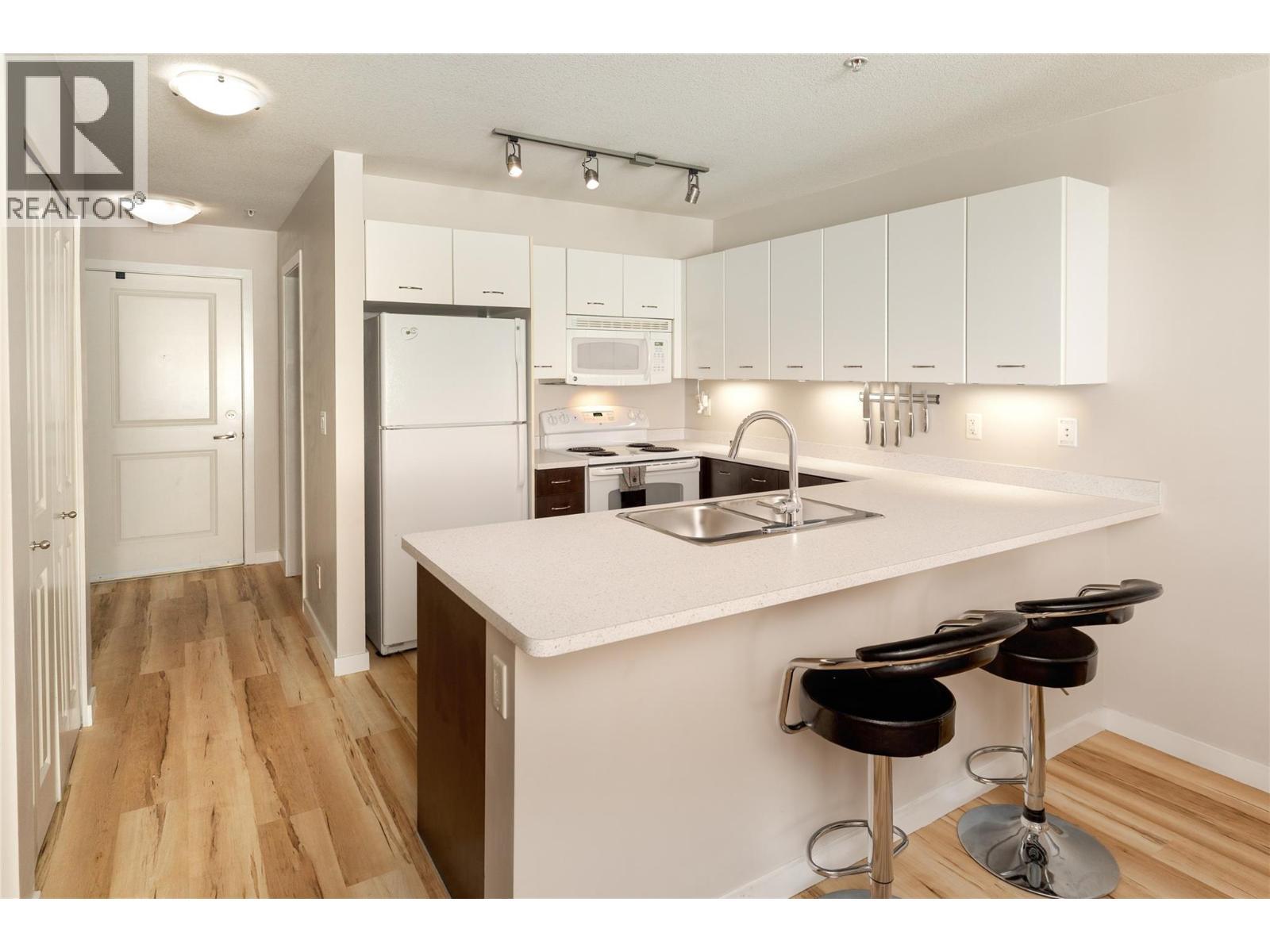 539 Yates Road Unit# 308, Kelowna, BC - Indoor Photo Showing Kitchen