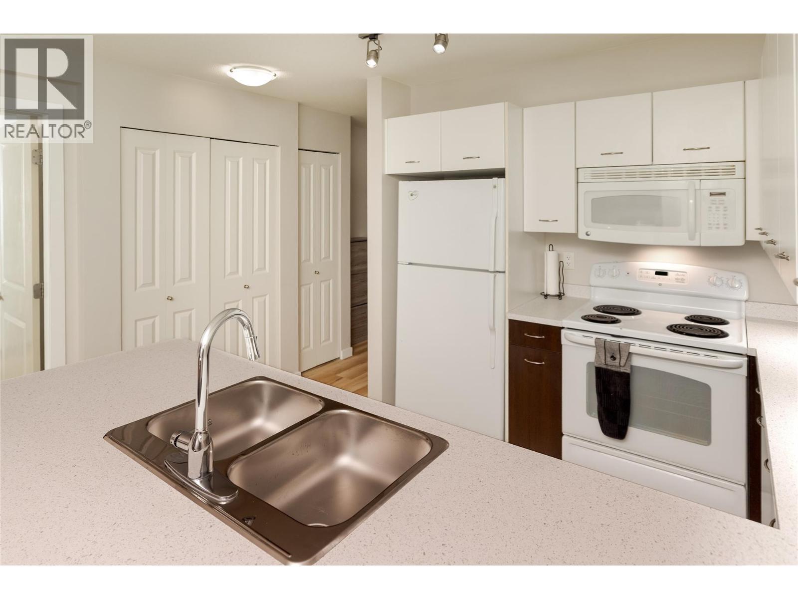 539 Yates Road Unit# 308, Kelowna, BC - Indoor Photo Showing Kitchen With Double Sink