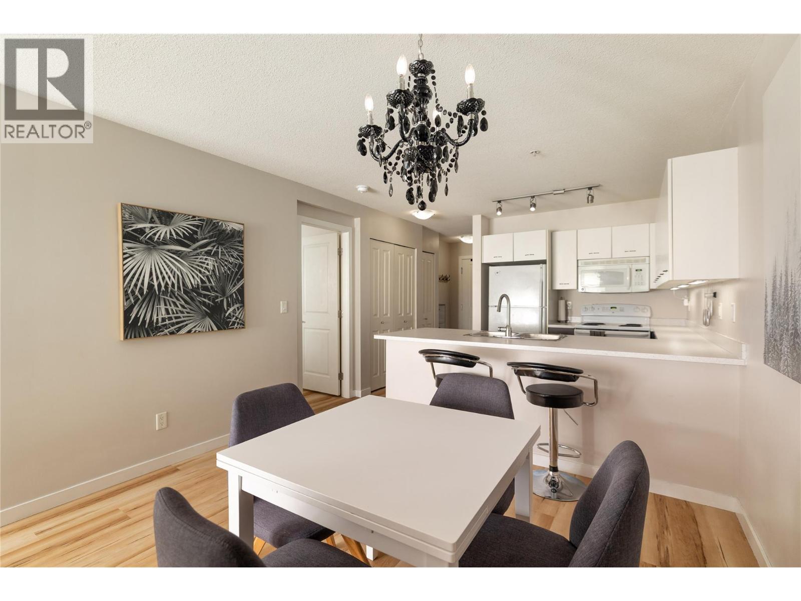 539 Yates Road Unit# 308, Kelowna, BC - Indoor Photo Showing Kitchen