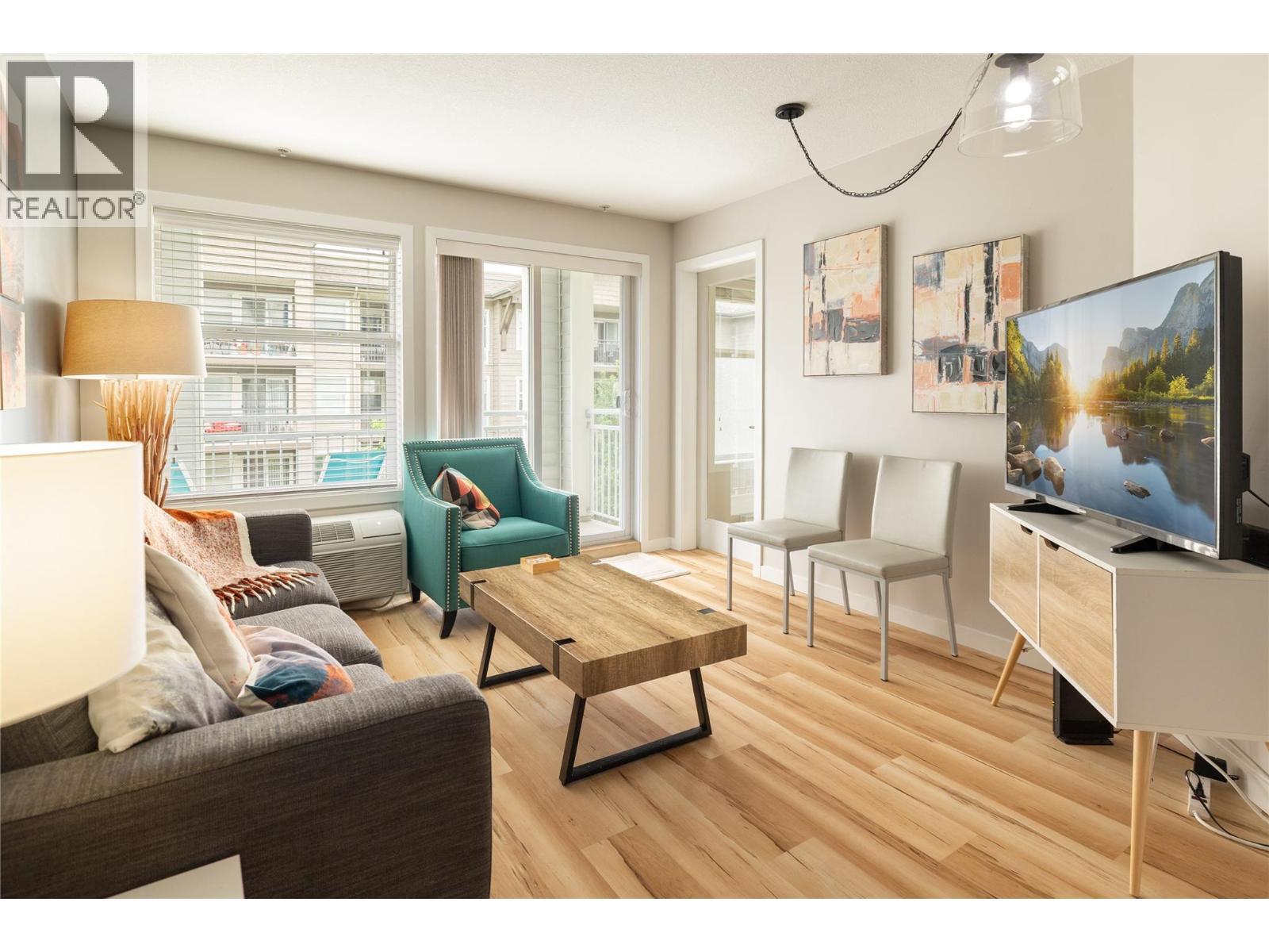 539 Yates Road Unit# 308, Kelowna, BC - Indoor Photo Showing Living Room