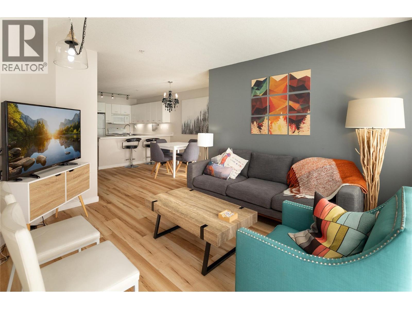 539 Yates Road Unit# 308, Kelowna, BC - Indoor Photo Showing Living Room