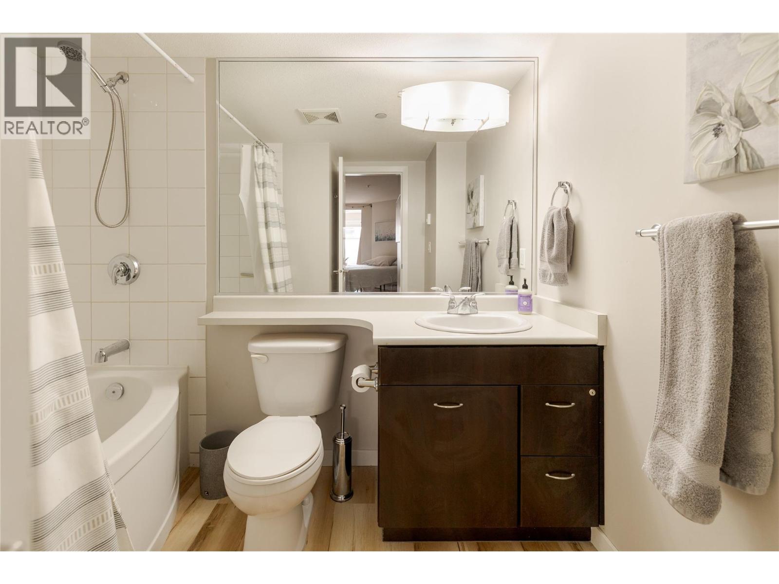 539 Yates Road Unit# 308, Kelowna, BC - Indoor Photo Showing Bathroom