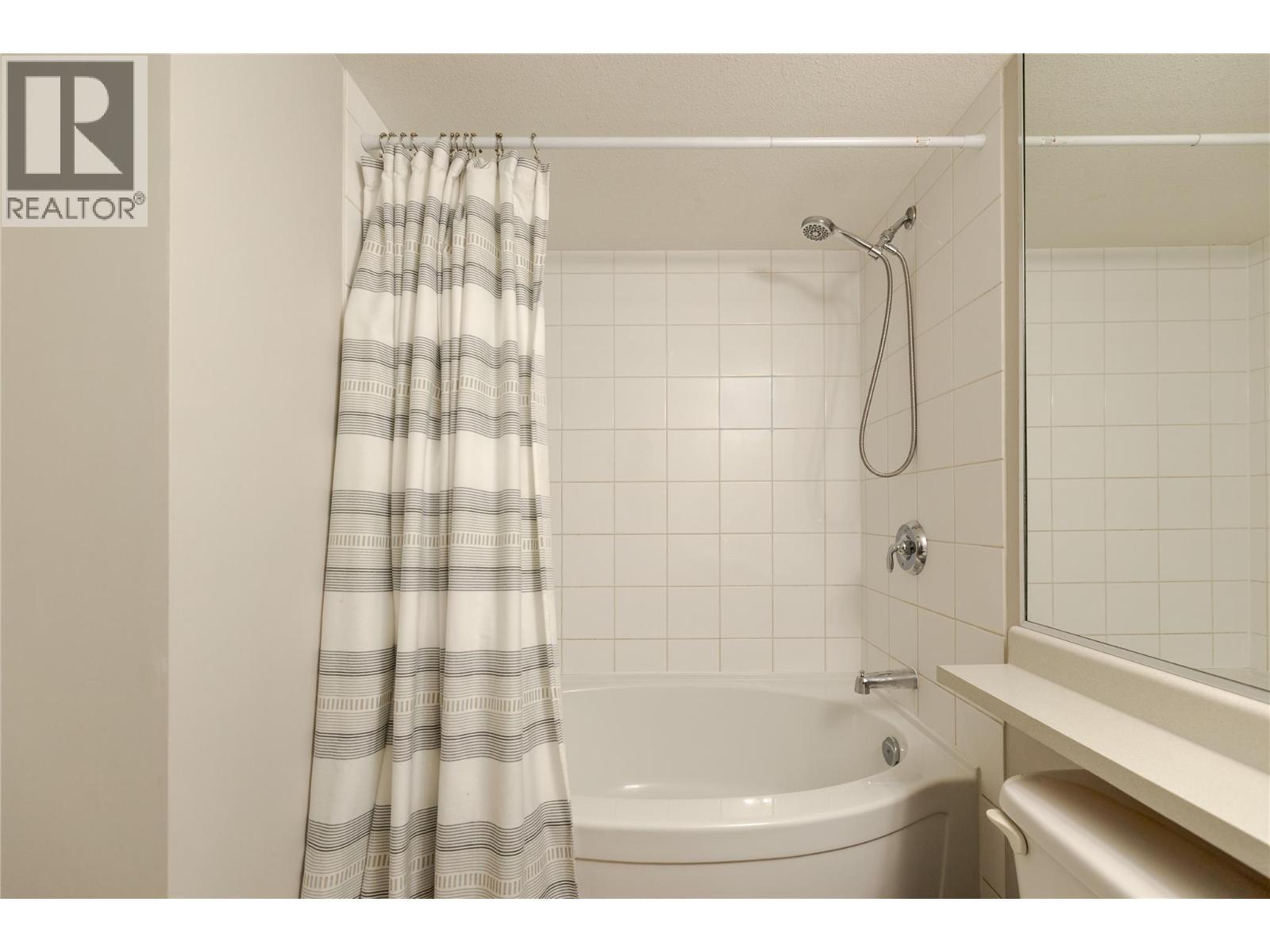 539 Yates Road Unit# 308, Kelowna, BC - Indoor Photo Showing Bathroom