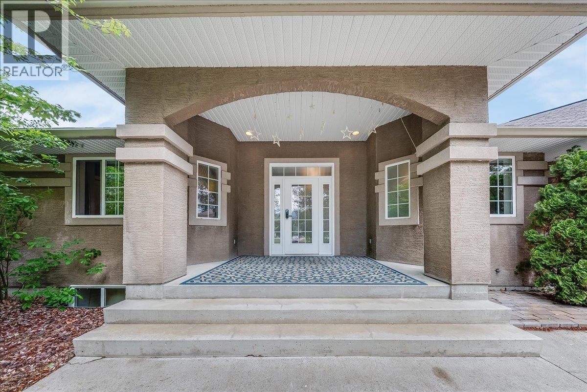 816 Columbia Road, Castlegar, BC - Outdoor With Exterior