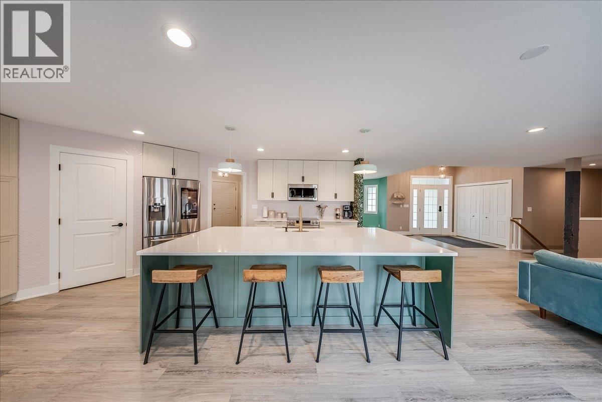 816 Columbia Road, Castlegar, BC - Indoor Photo Showing Kitchen With Upgraded Kitchen