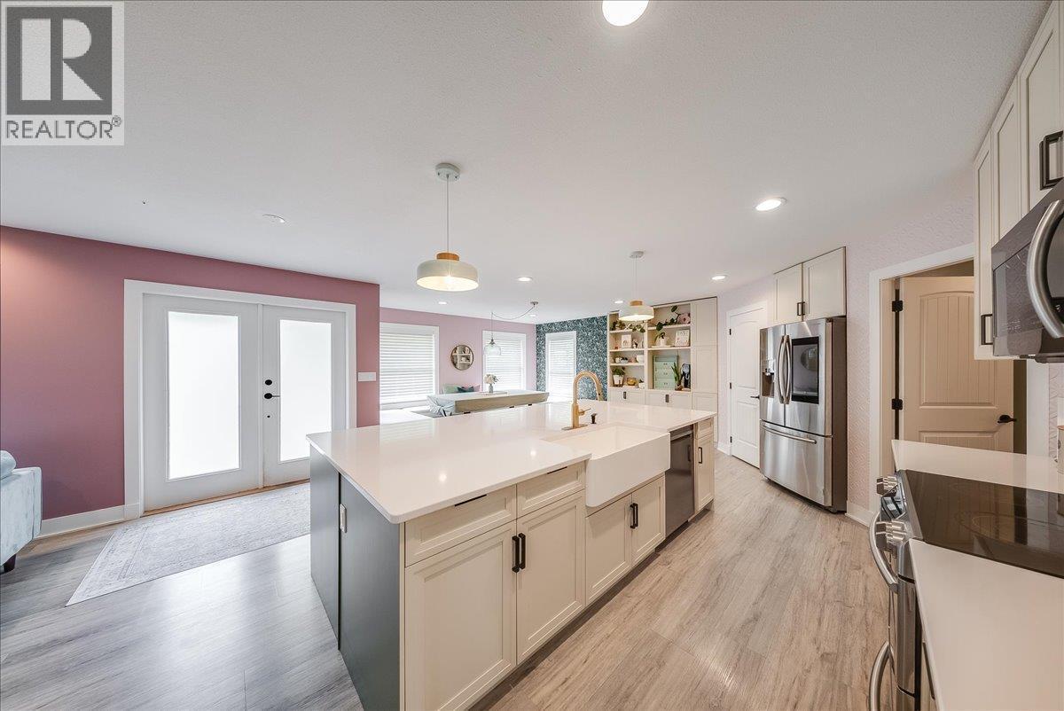 816 Columbia Road, Castlegar, BC - Indoor Photo Showing Kitchen