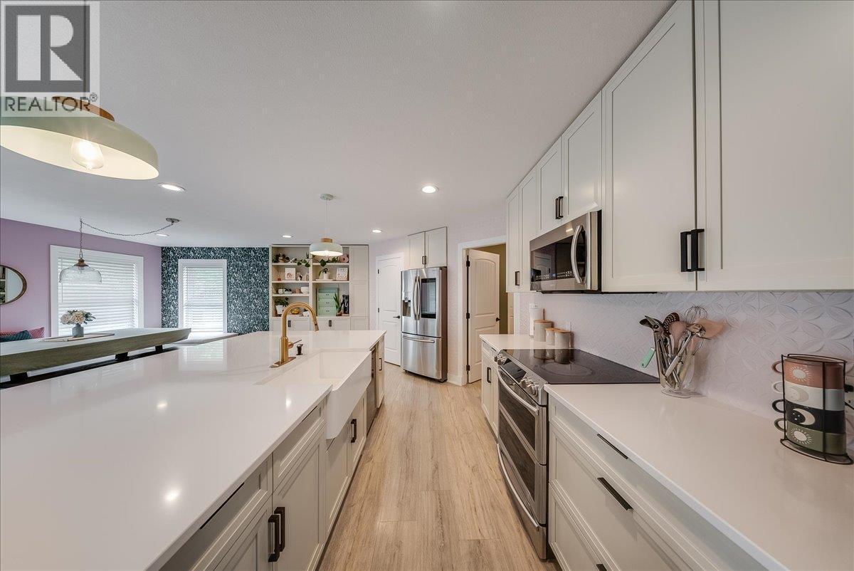 816 Columbia Road, Castlegar, BC - Indoor Photo Showing Kitchen With Upgraded Kitchen