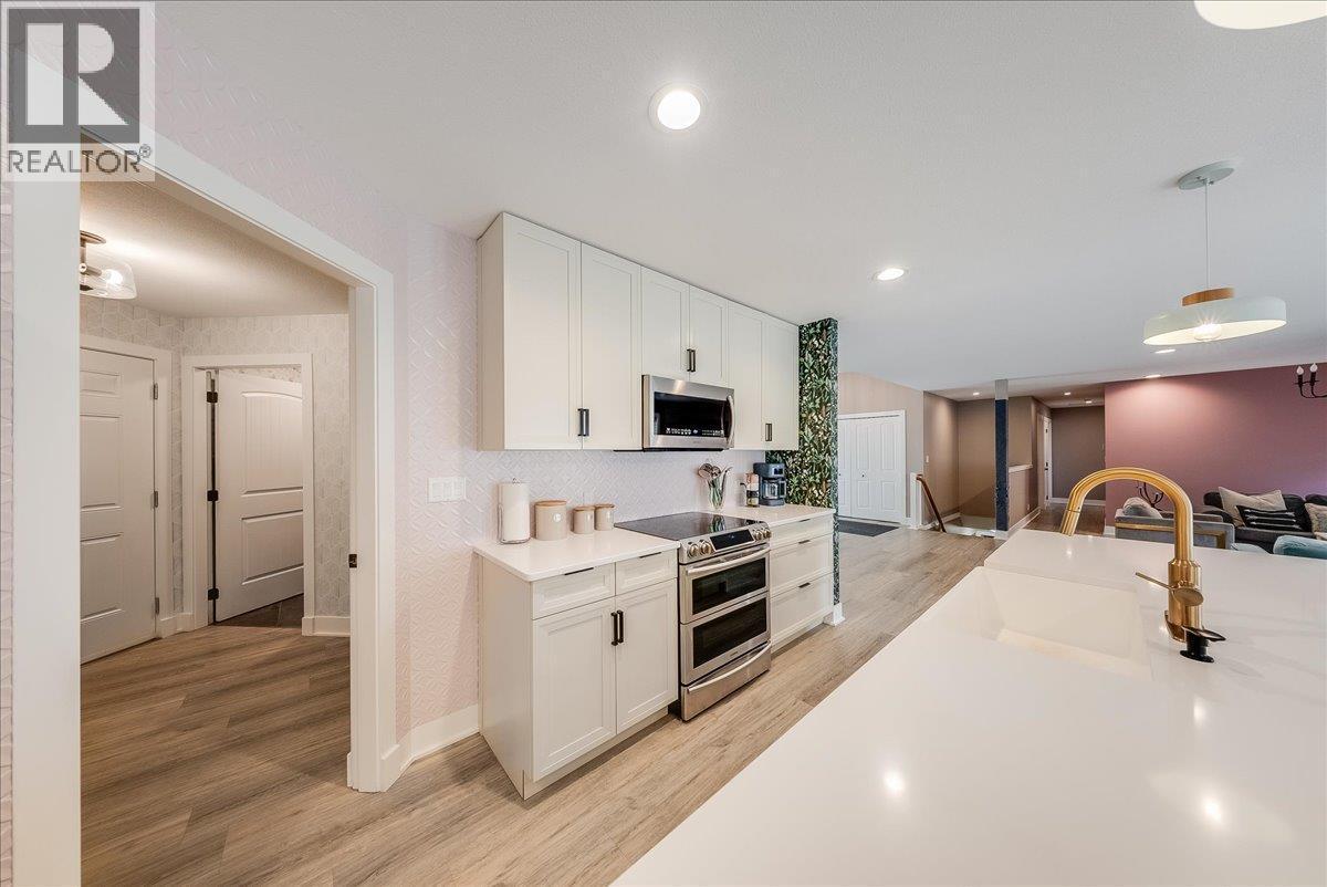 816 Columbia Road, Castlegar, BC - Indoor Photo Showing Kitchen With Upgraded Kitchen