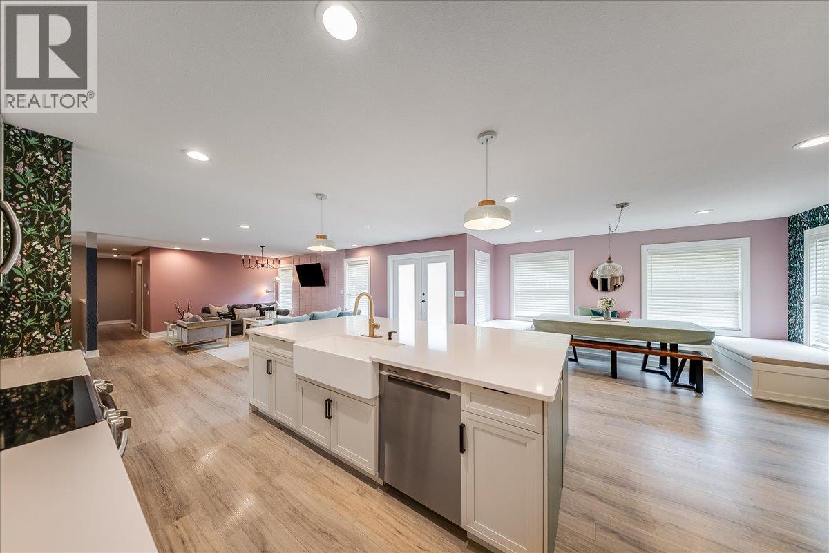 816 Columbia Road, Castlegar, BC - Indoor Photo Showing Kitchen With Upgraded Kitchen