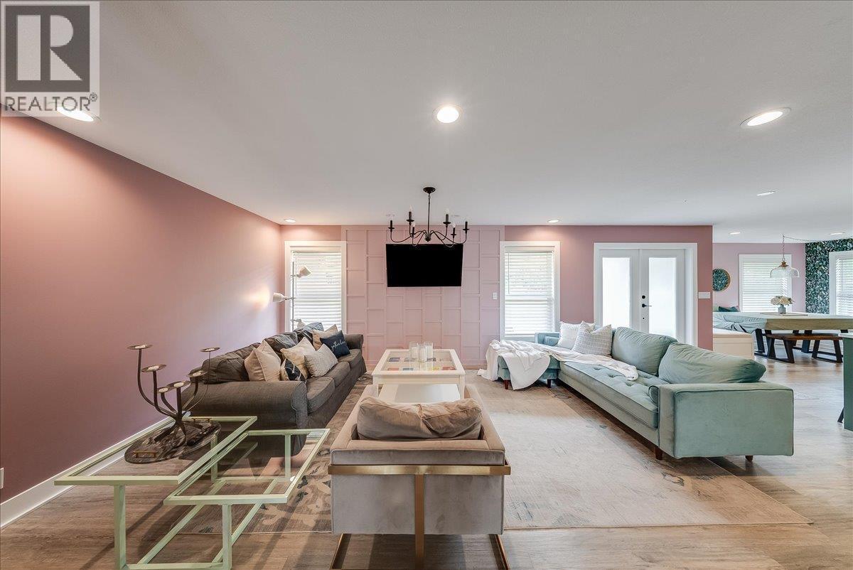 816 Columbia Road, Castlegar, BC - Indoor Photo Showing Living Room With Fireplace