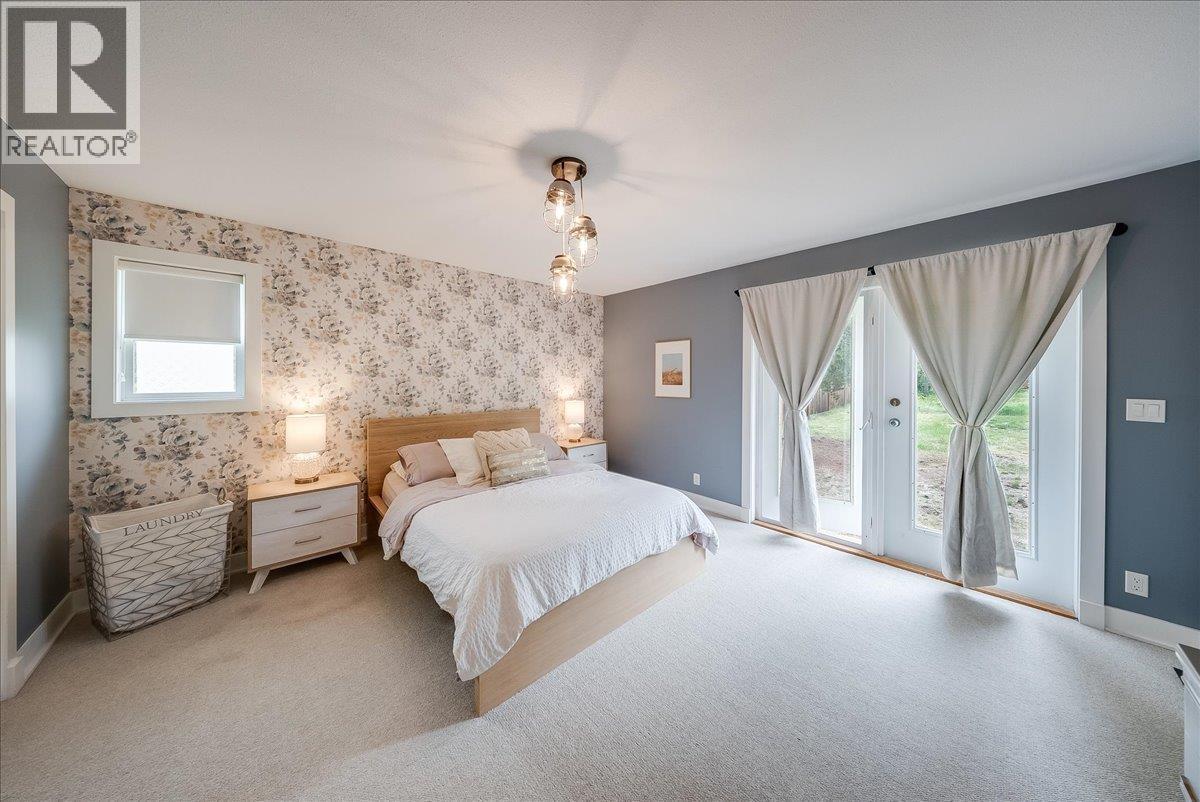 816 Columbia Road, Castlegar, BC - Indoor Photo Showing Bedroom