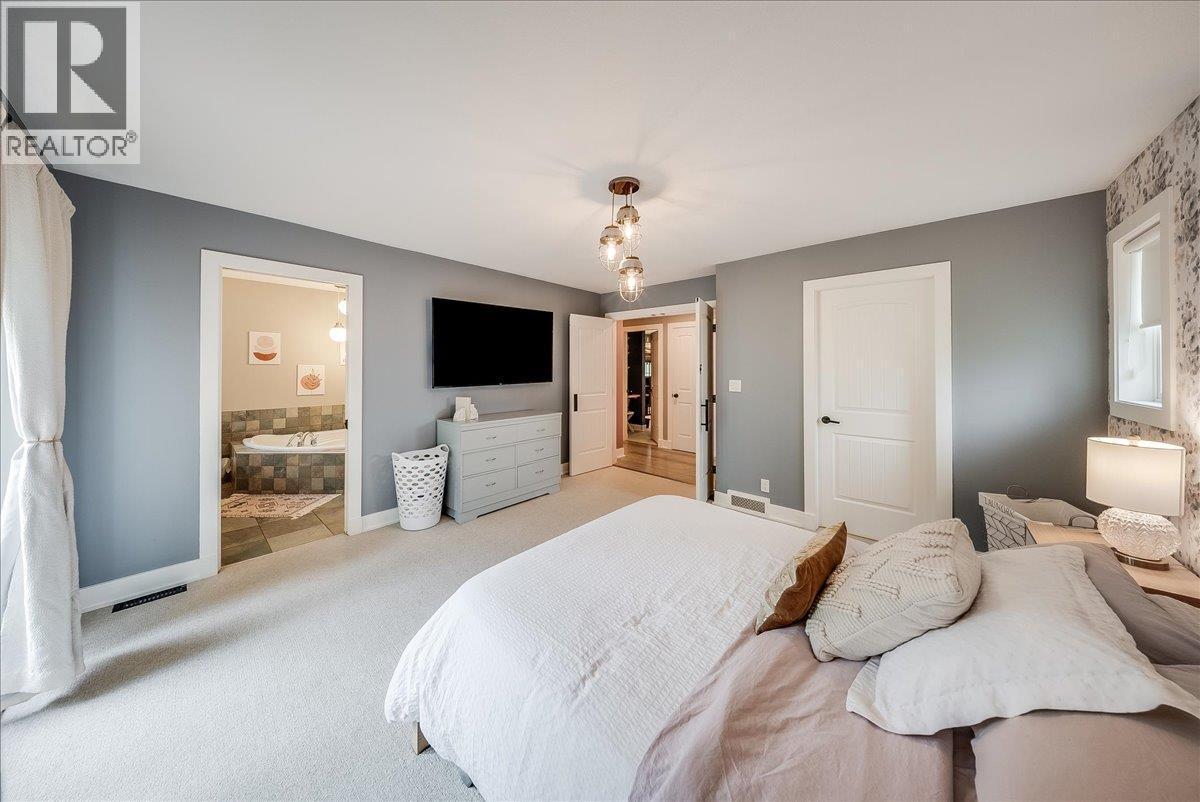 816 Columbia Road, Castlegar, BC - Indoor Photo Showing Bedroom