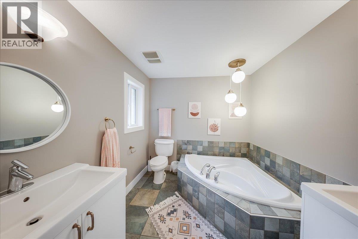 816 Columbia Road, Castlegar, BC - Indoor Photo Showing Bathroom