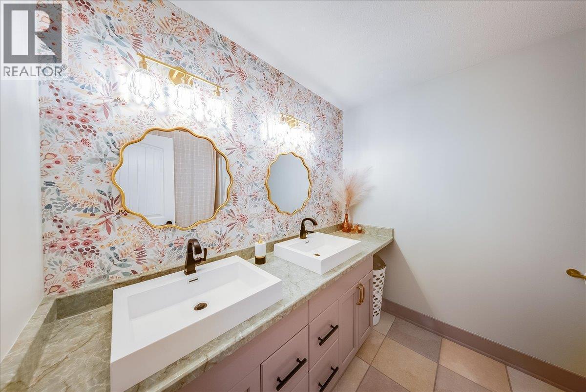 816 Columbia Road, Castlegar, BC - Indoor Photo Showing Bathroom