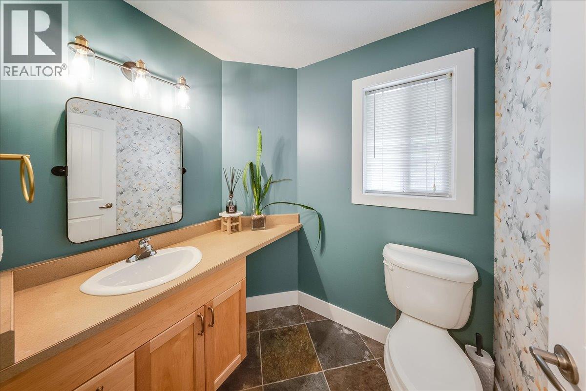 816 Columbia Road, Castlegar, BC - Indoor Photo Showing Bathroom