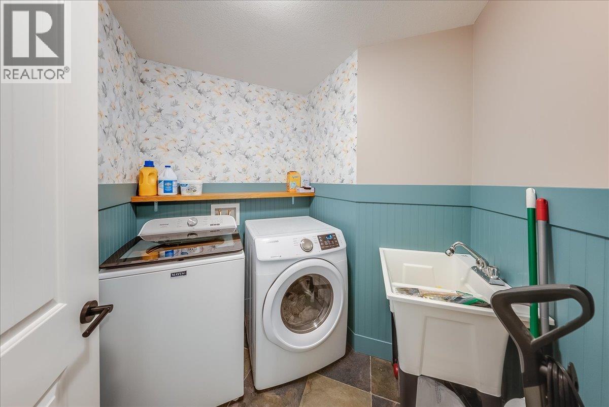 816 Columbia Road, Castlegar, BC - Indoor Photo Showing Laundry Room