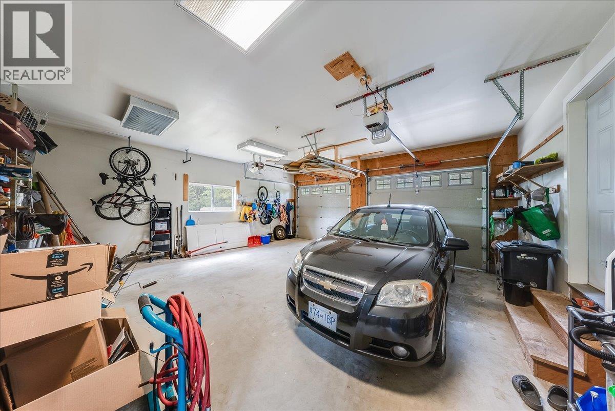 816 Columbia Road, Castlegar, BC - Indoor Photo Showing Garage
